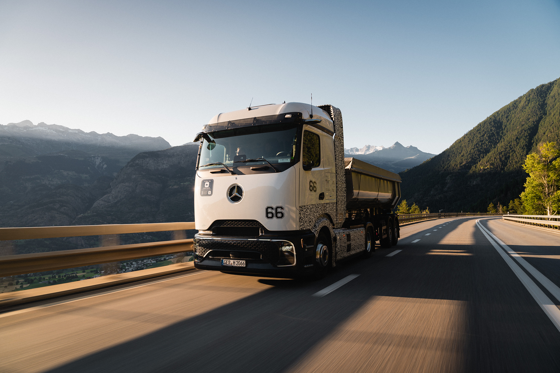 Nächste Generation Brennstoffzellen-Lkw: Entwicklungsfahrzeuge überzeugen auch bei hochsommerlichen Temperaturen in den Alpen