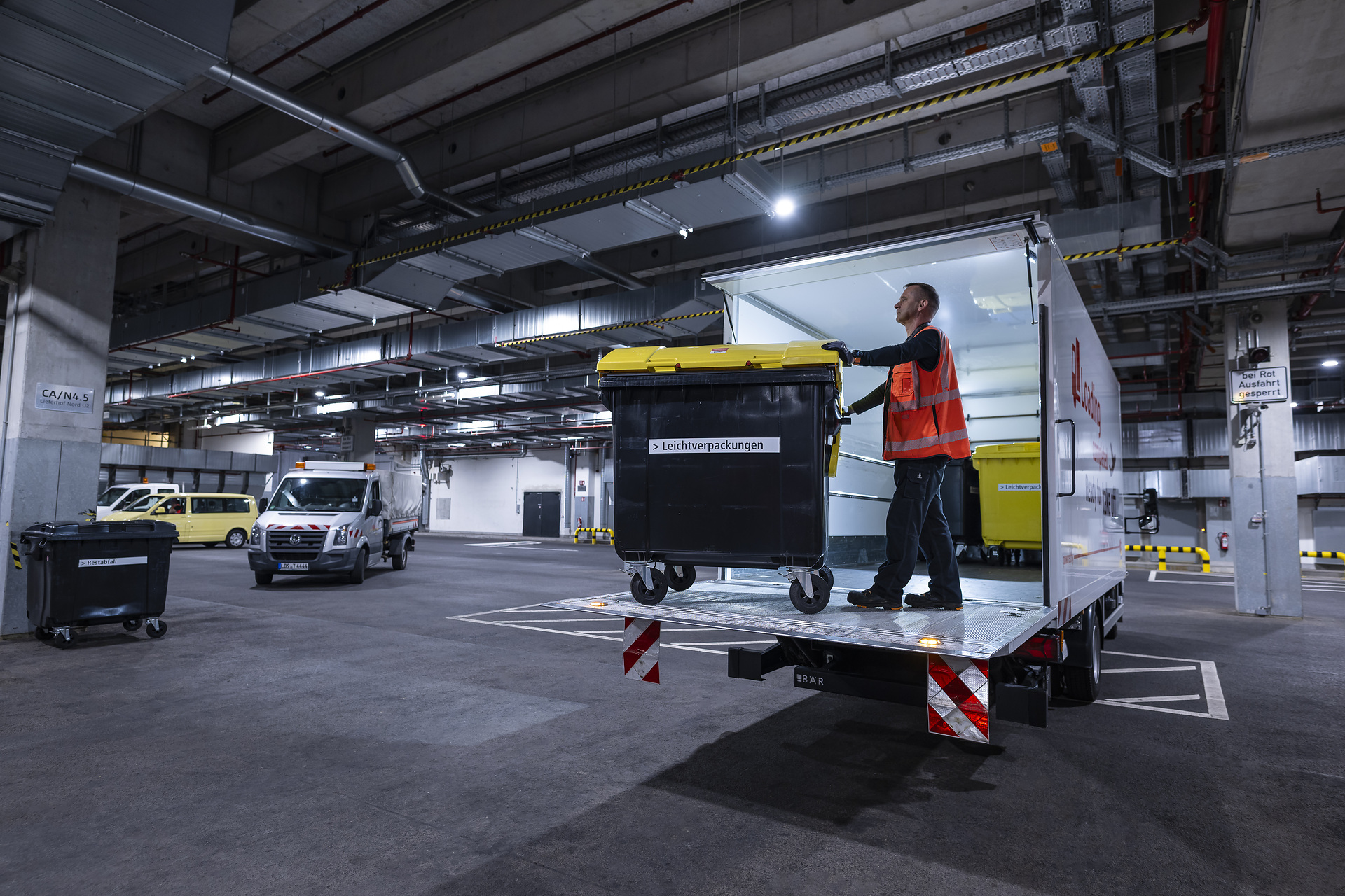 Ready for take off: Flughafen Berlin Brandenburg GmbH setzt auf vollelektrischen eCanter der Daimler Truck Marke FUSO