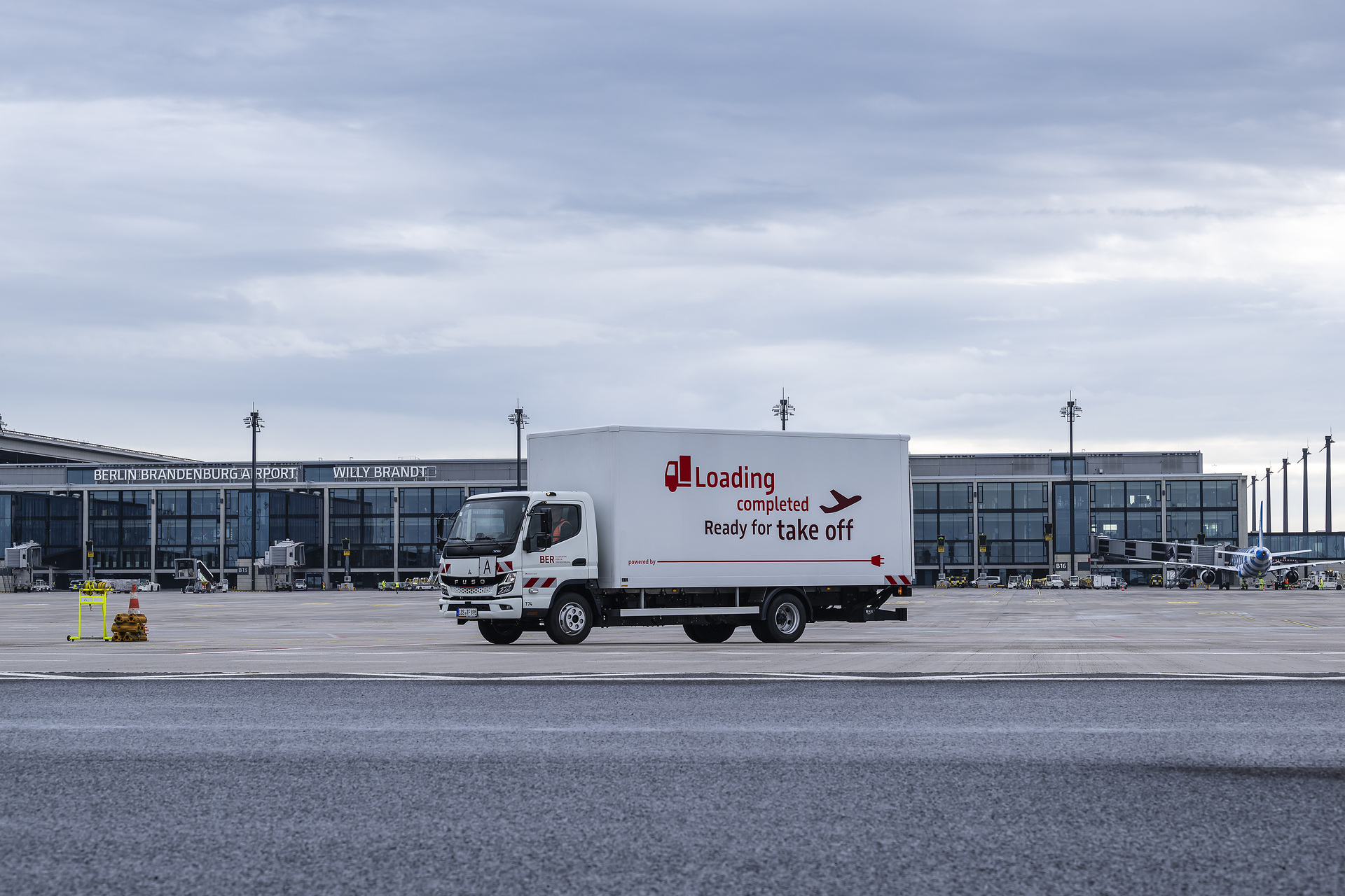 Ready for take off: Flughafen Berlin Brandenburg GmbH setzt auf vollelektrischen eCanter der Daimler Truck Marke FUSO