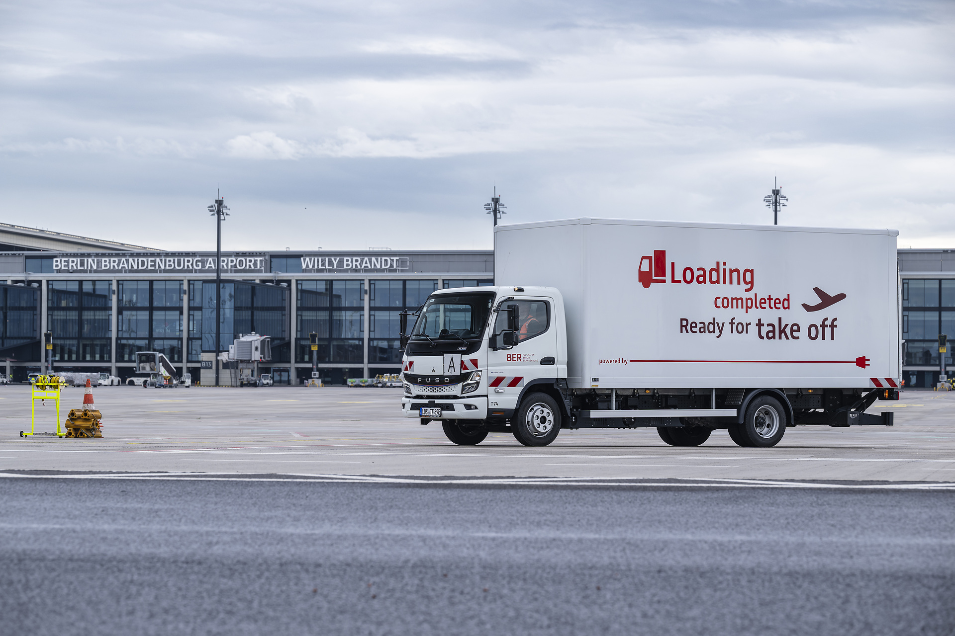 Ready for take off: Flughafen Berlin Brandenburg GmbH setzt auf vollelektrischen eCanter der Daimler Truck Marke FUSO