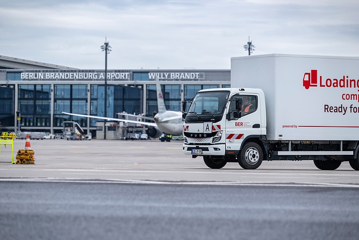 Ready for take off: Flughafen Berlin Brandenburg GmbH setzt auf vollelektrischen eCanter der Daimler Truck Marke FUSO