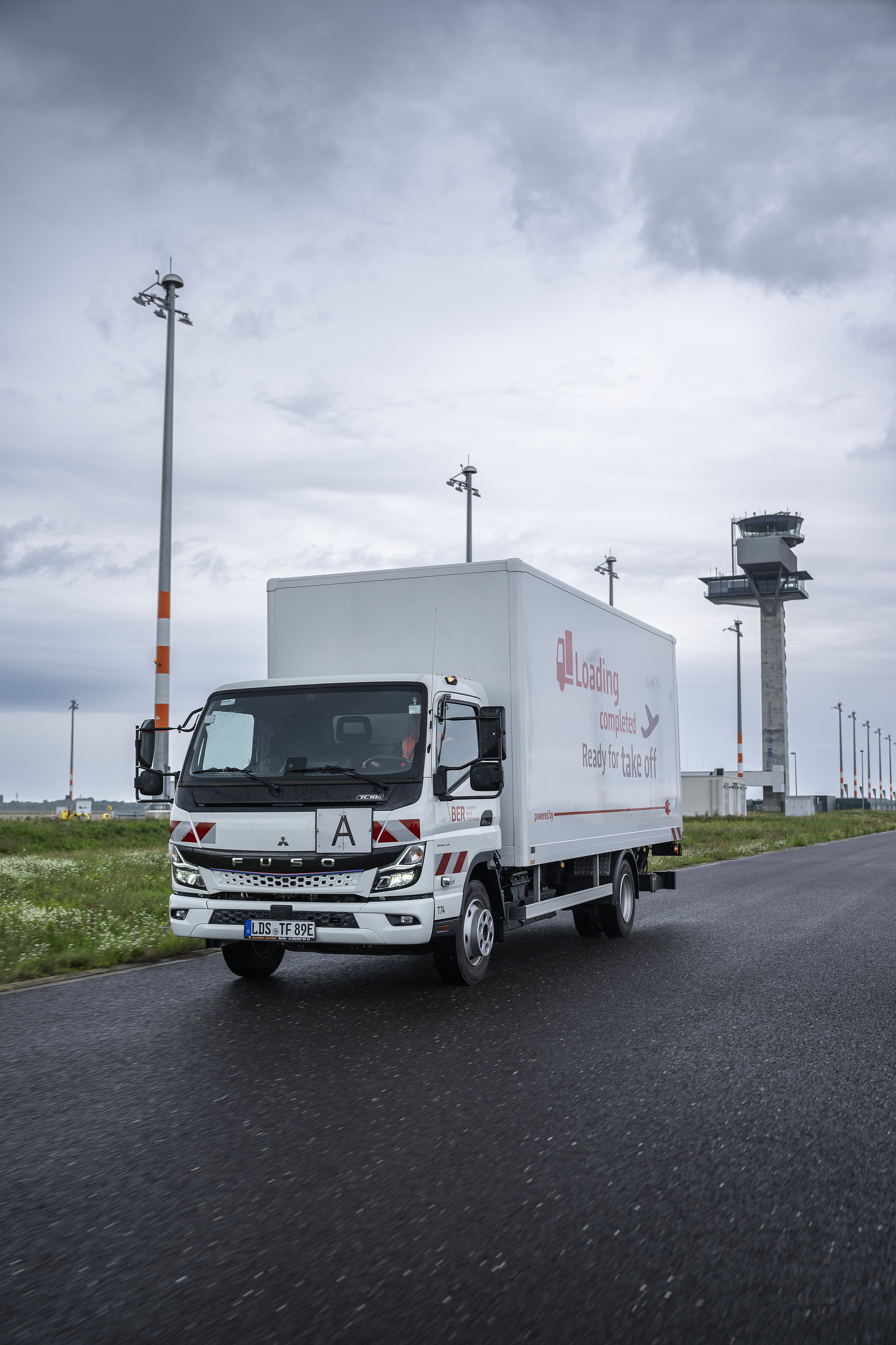 Ready for take off: Flughafen Berlin Brandenburg GmbH setzt auf vollelektrischen eCanter der Daimler Truck Marke FUSO