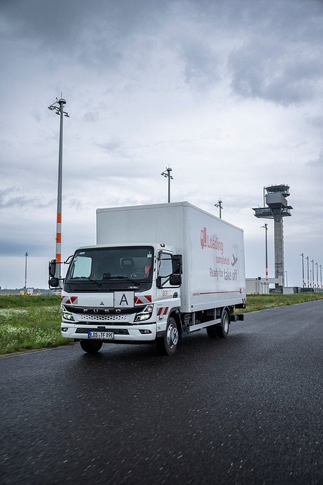 Ready for take off: Flughafen Berlin Brandenburg GmbH setzt auf vollelektrischen eCanter der Daimler Truck Marke FUSO