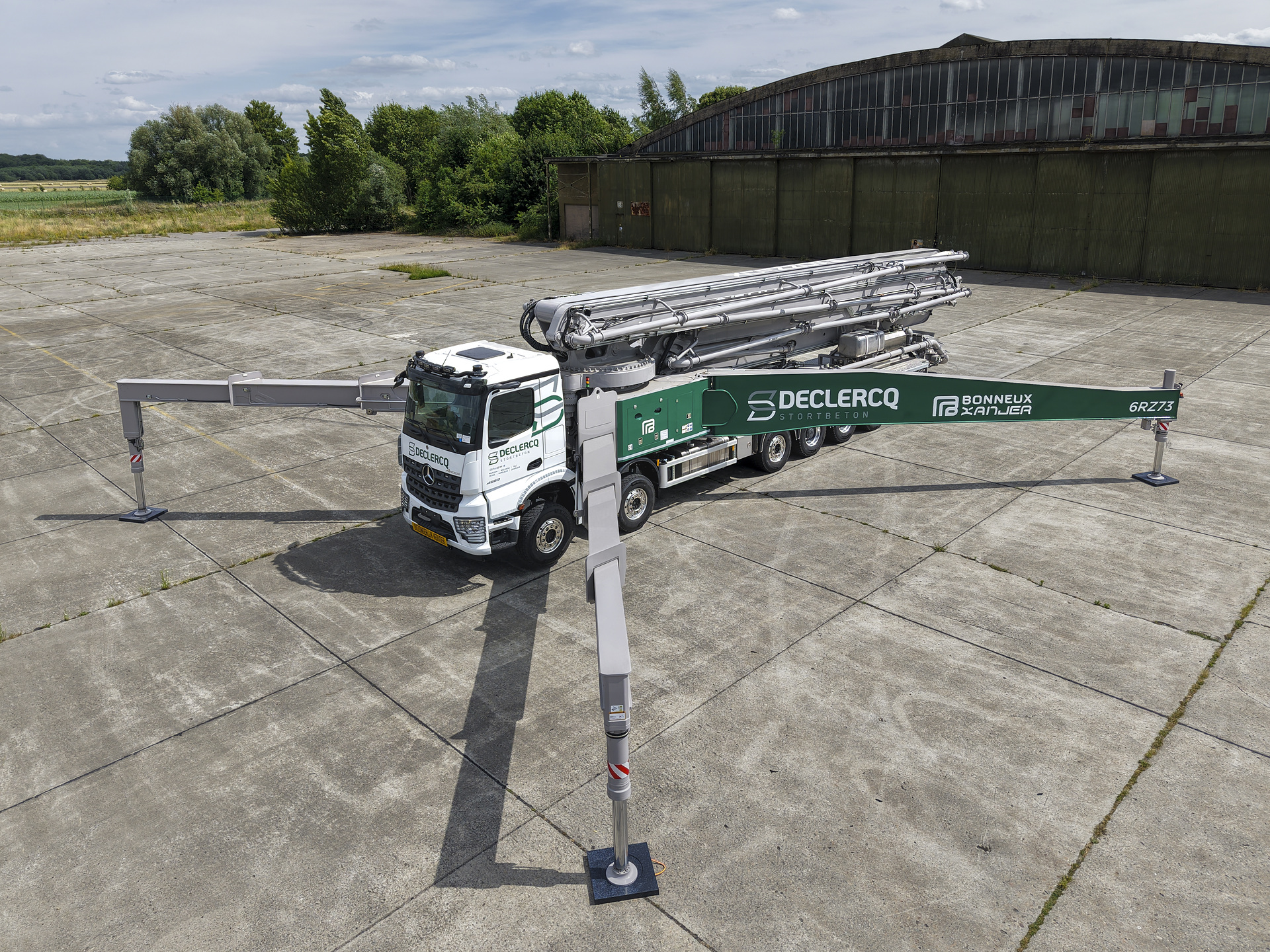 Europäische Premiere in Belgien: Gigantische Betonpumpe auf 7-achsigem Mercedes-Benz Arocs