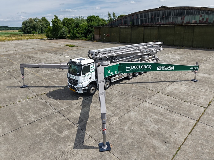 Europäische Premiere in Belgien: Gigantische Betonpumpe auf 7-achsigem Mercedes-Benz Arocs