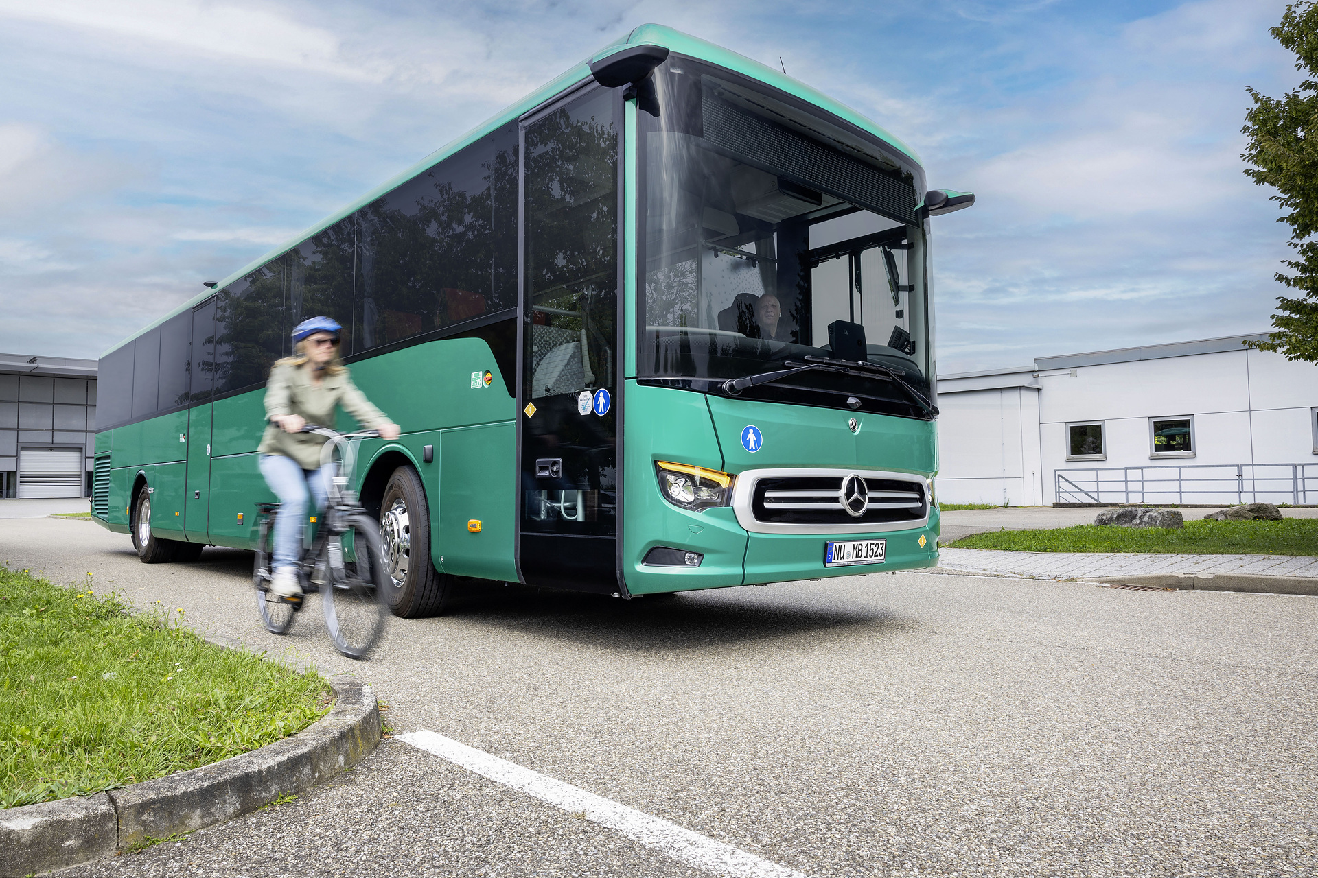 Mercedes-Benz eIntouro M
