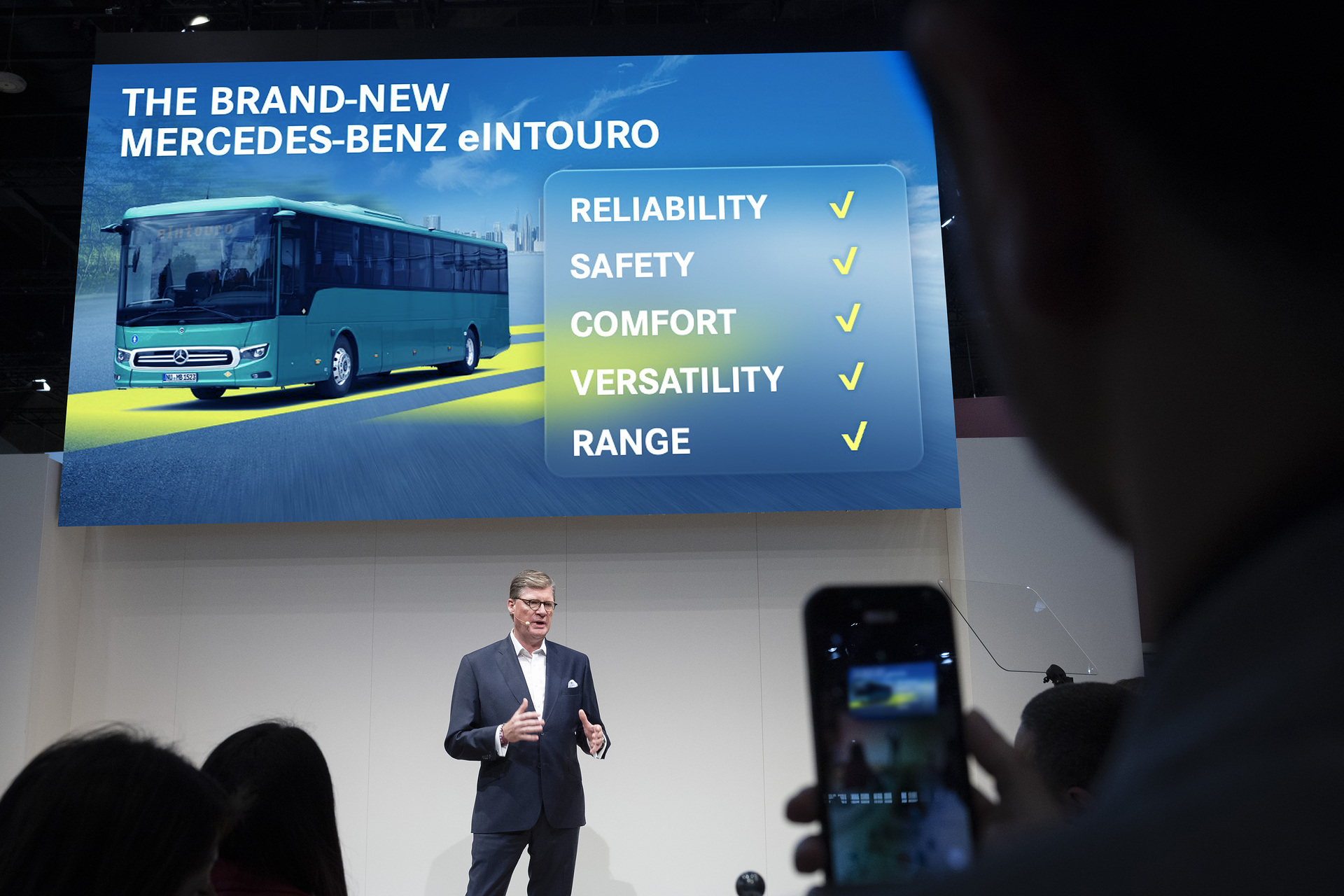 Daimler Buses feiert Weltpremiere des Mercedes-Benz eIntouro auf der Busworld Europe