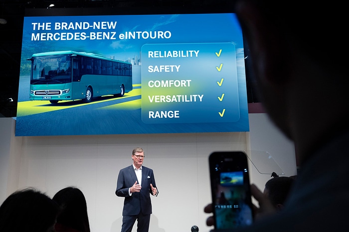 Daimler Buses feiert Weltpremiere des Mercedes-Benz eIntouro auf der Busworld Europe