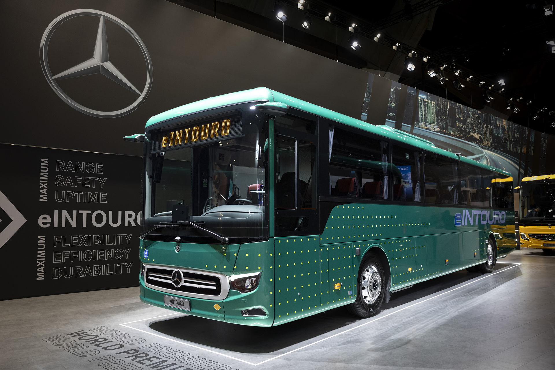 Daimler Buses feiert Weltpremiere des Mercedes-Benz eIntouro auf der Busworld Europe
