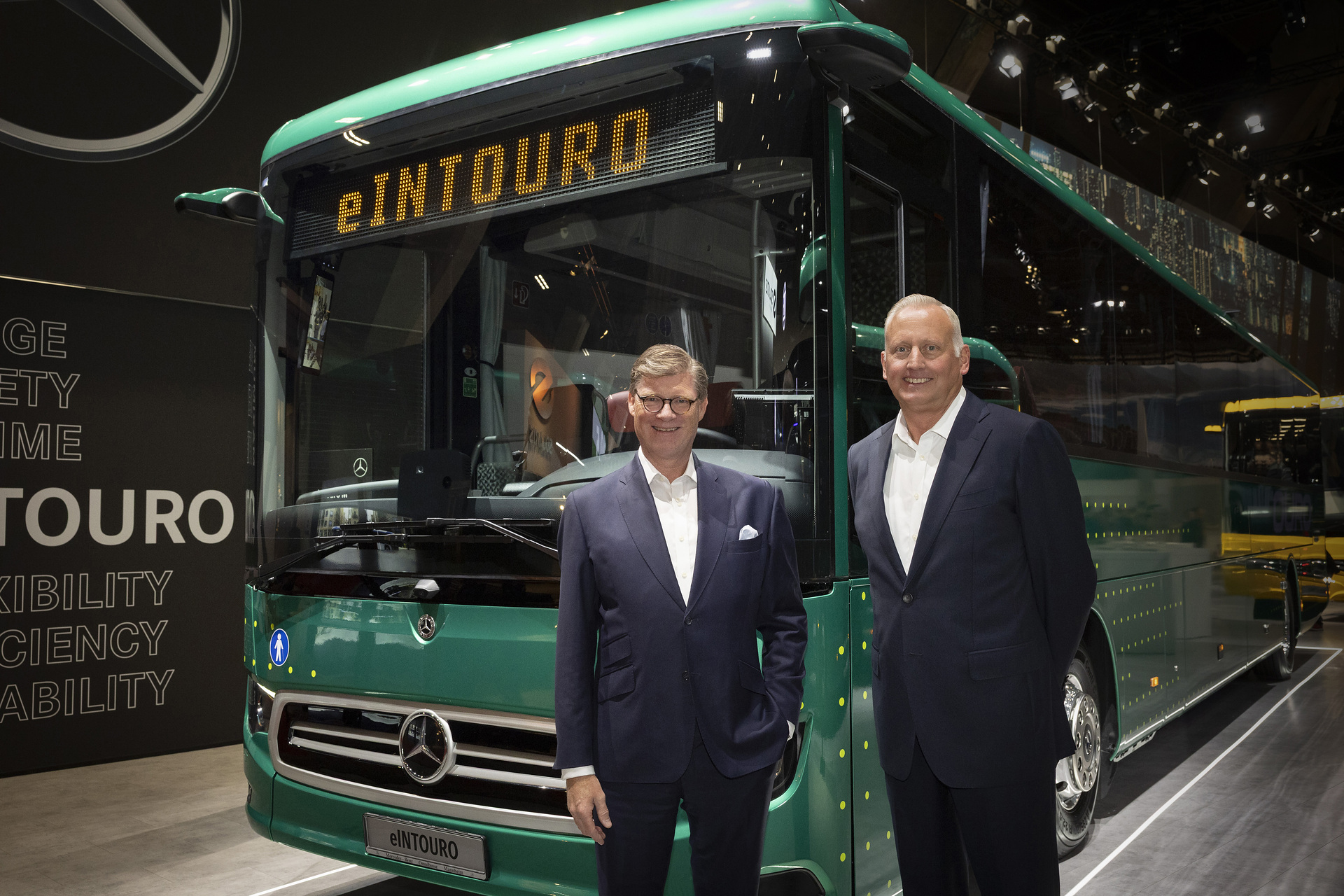 Daimler Buses feiert Weltpremiere des Mercedes-Benz eIntouro auf der Busworld Europe
