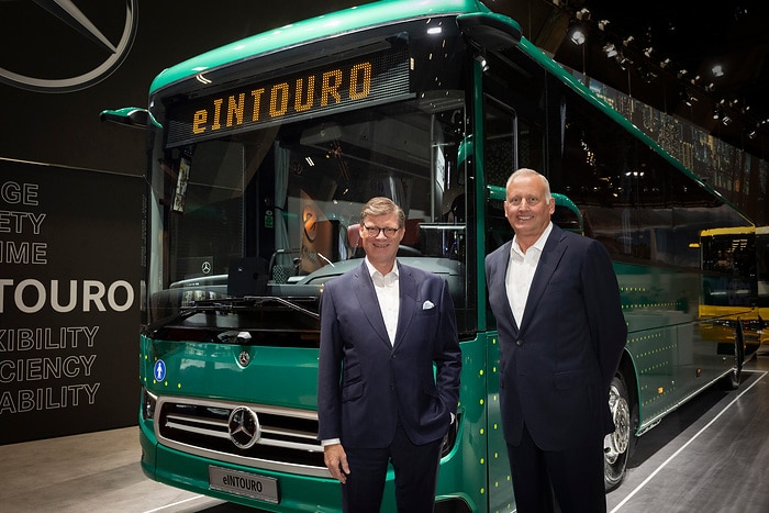 Daimler Buses feiert Weltpremiere des Mercedes-Benz eIntouro auf der Busworld Europe