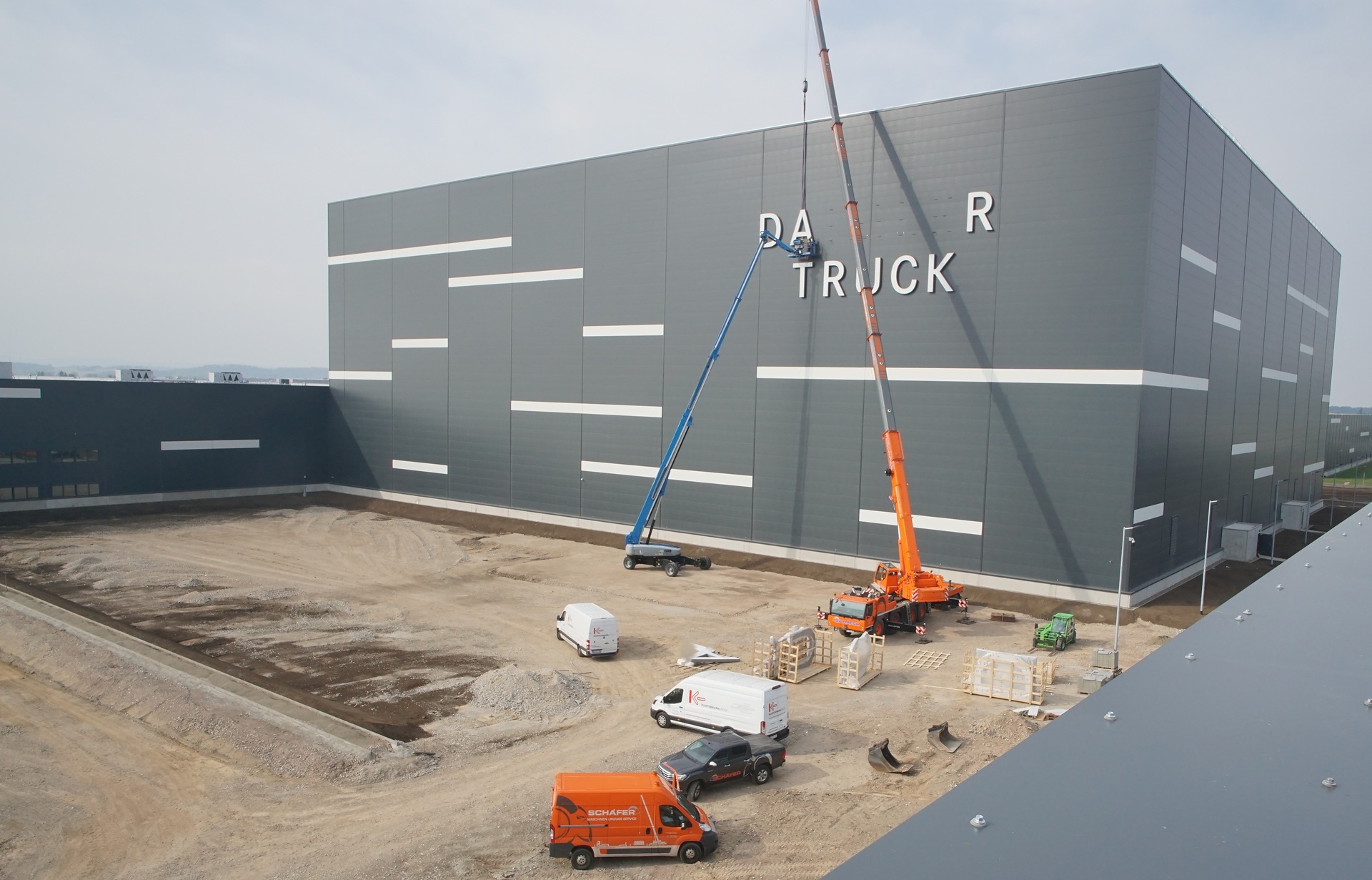 Baufertigstellung schreitet voran: Daimler Truck Unternehmenszeichen am Global Parts Center Halberstadt montiert Baufertigstellung schreitet voran: Daimler Truck Unternehmenszeichen am Global Parts Center Halberstadt montiert