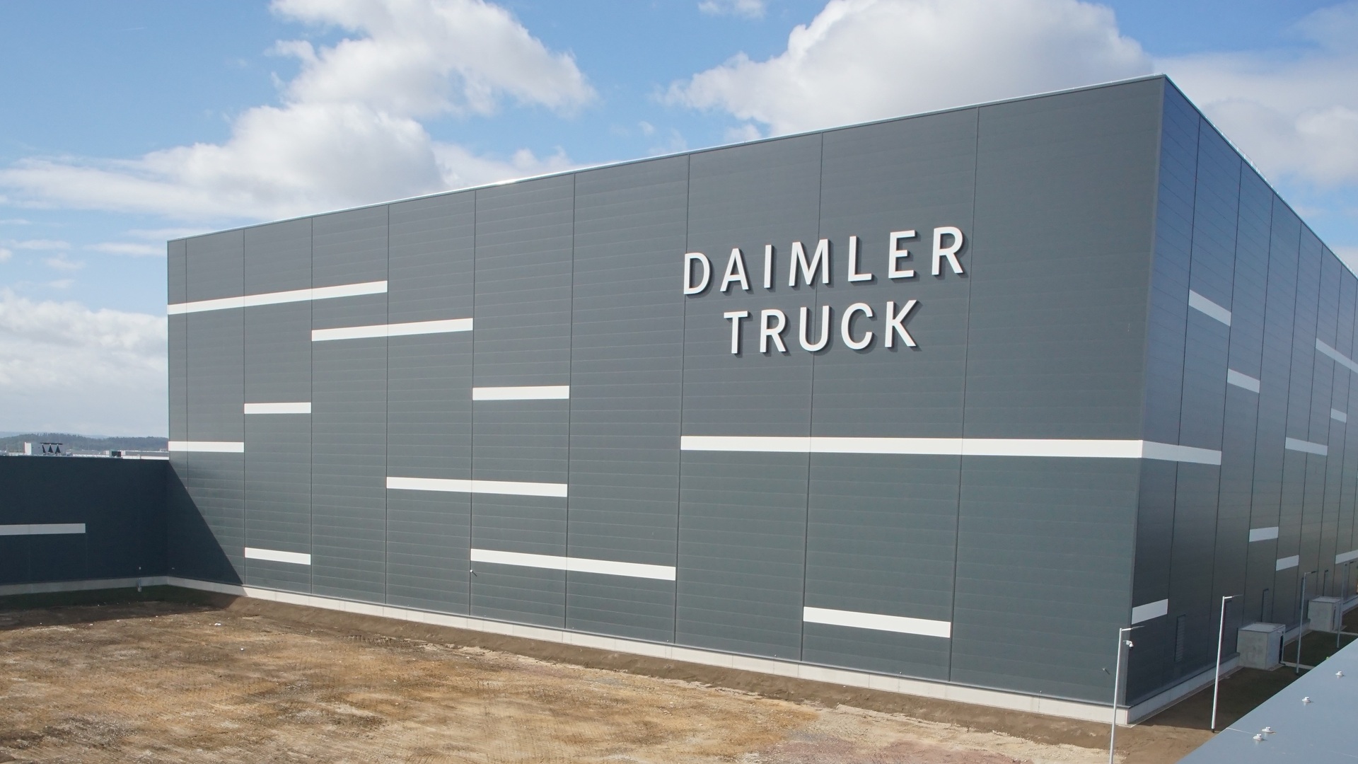 Baufertigstellung schreitet voran: Daimler Truck Unternehmenszeichen am Global Parts Center Halberstadt montiert Baufertigstellung schreitet voran: Daimler Truck Unternehmenszeichen am Global Parts Center Halberstadt montiert