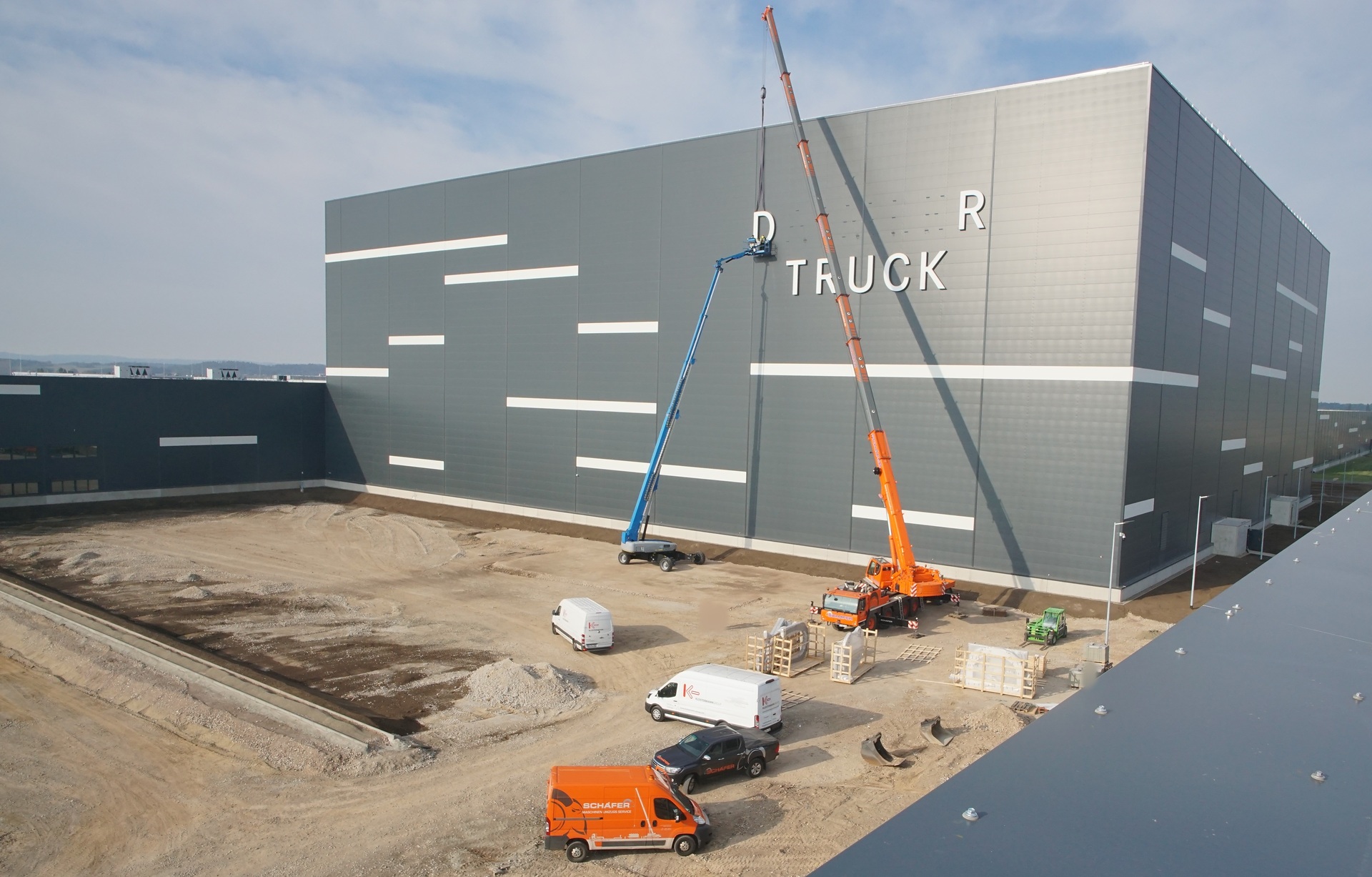 Baufertigstellung schreitet voran: Daimler Truck Unternehmenszeichen am Global Parts Center Halberstadt montiert Baufertigstellung schreitet voran: Daimler Truck Unternehmenszeichen am Global Parts Center Halberstadt montiert