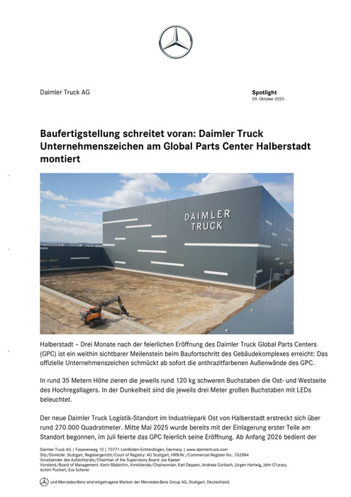 Baufertigstellung schreitet voran: Daimler Truck Unternehmenszeichen am Global Parts Center Halberstadt montiert