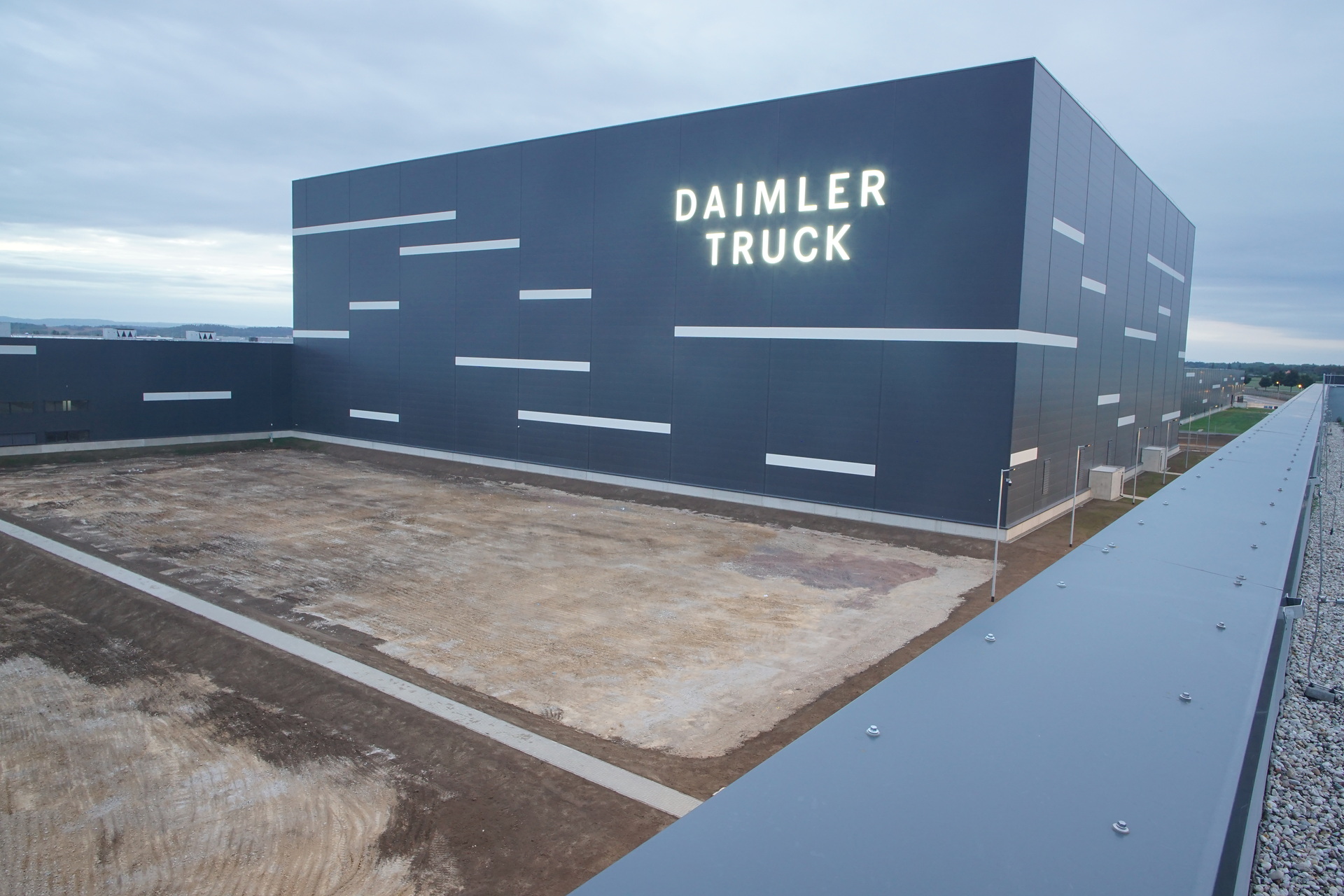 Baufertigstellung schreitet voran: Daimler Truck Unternehmenszeichen am Global Parts Center Halberstadt montiert Baufertigstellung schreitet voran: Daimler Truck Unternehmenszeichen am Global Parts Center Halberstadt montiert