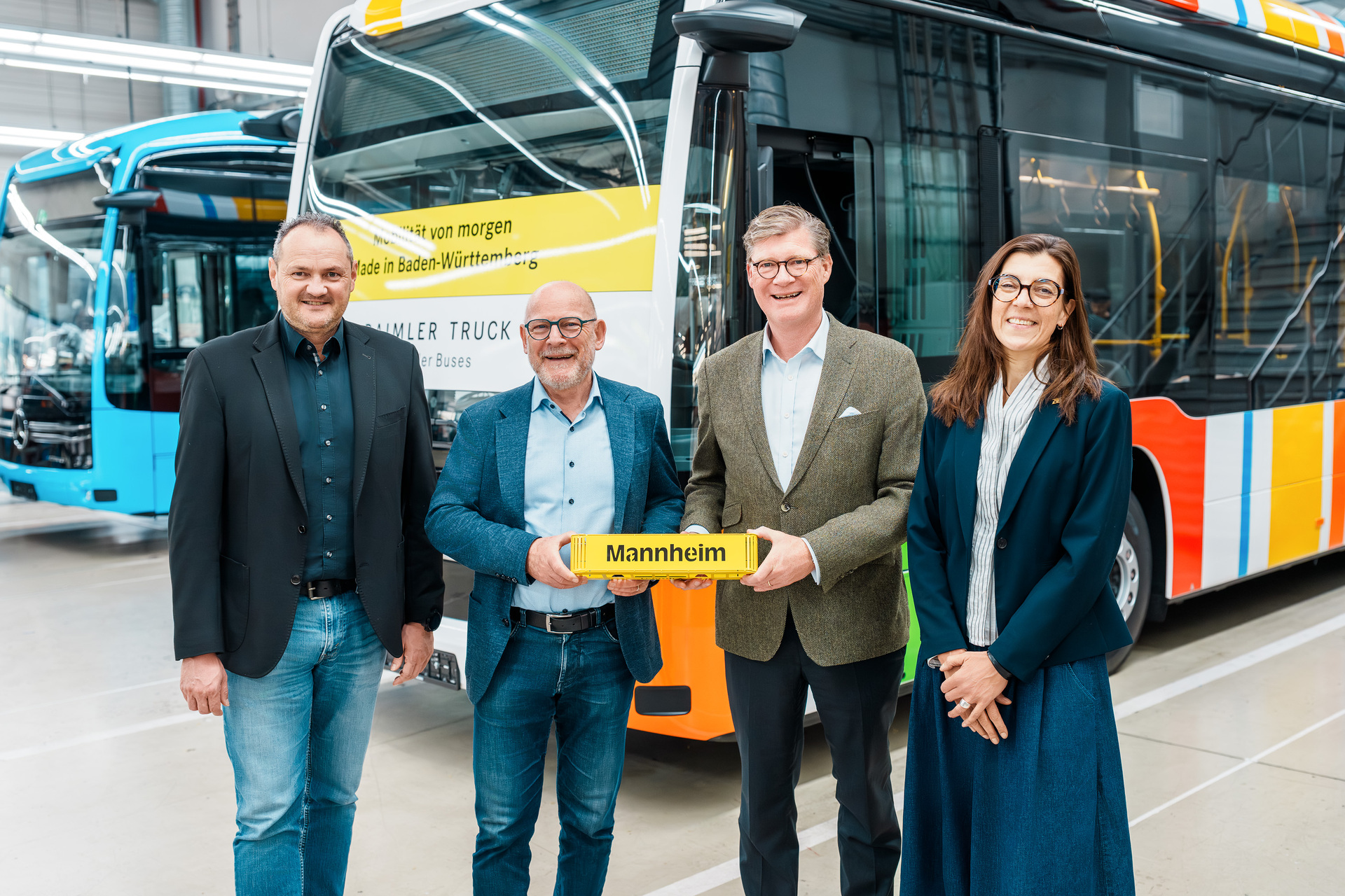Von links nach rechts: Bruno Buschbacher, Gesamtbetriebsratsvorsitzender Daimler Buses, Winfried Hermann, Verkehrsminister von Baden‑Württemberg, Till Oberwörder, CEO Daimler Buses, Dr. Susanne Aschhoff MdL. Daimler Buses Werk Mannheim: Baden-Württembergs Verkehrsminister informiert sich über E-Stadtbusse