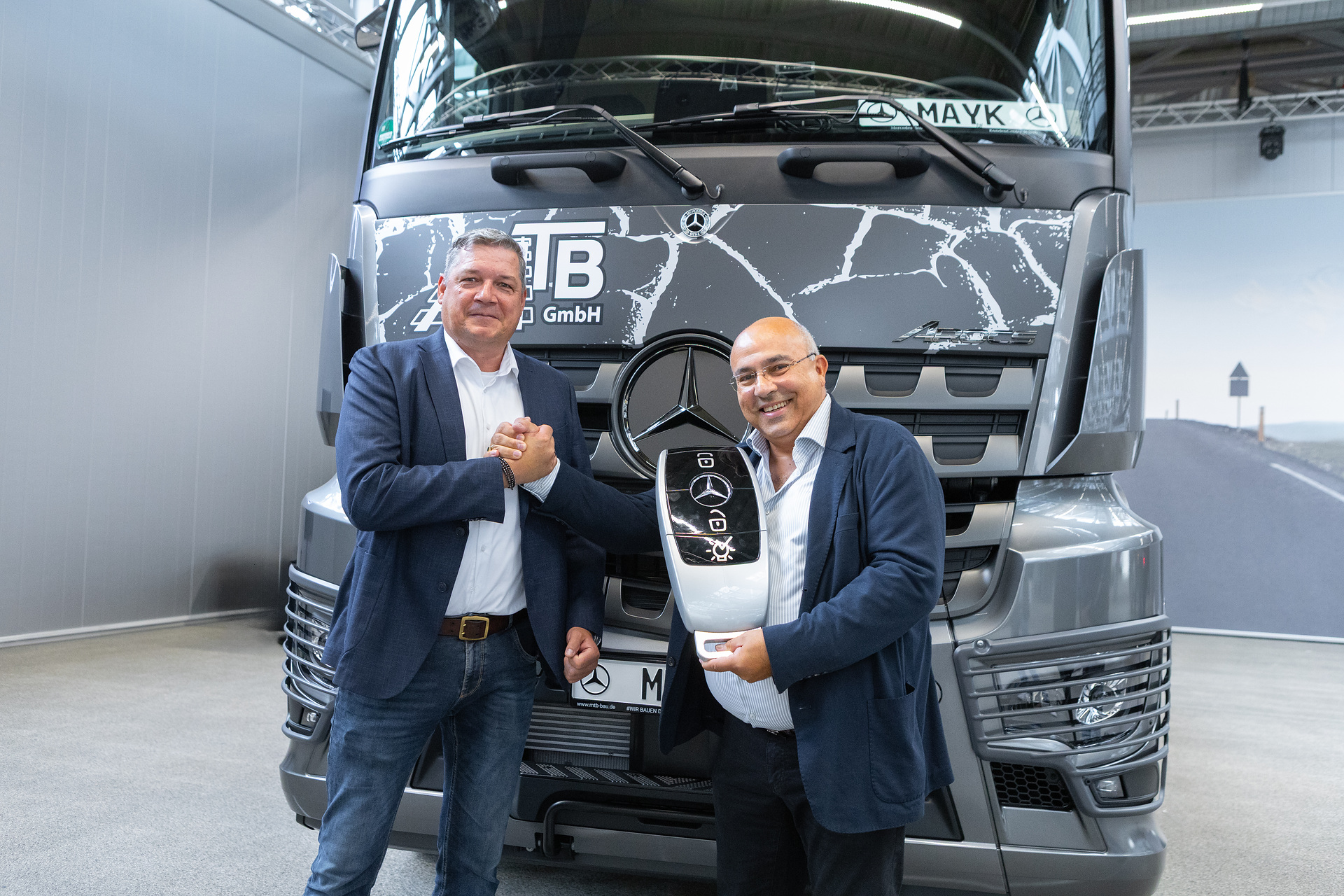 MTB GmbH übernimmt ersten von drei exklusiven Mercedes-Benz Arocs Extent für den Baustelleneinsatz