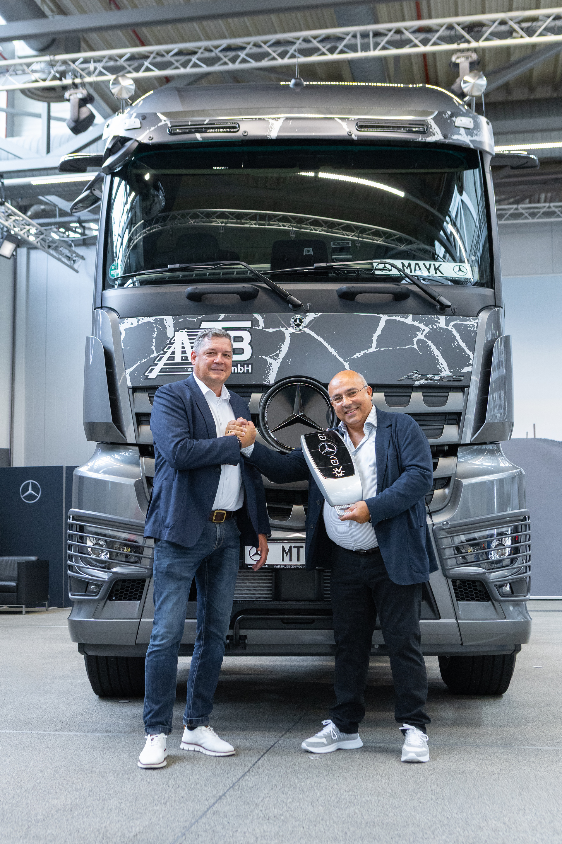 MTB GmbH übernimmt ersten von drei exklusiven Mercedes-Benz Arocs Extent für den Baustelleneinsatz