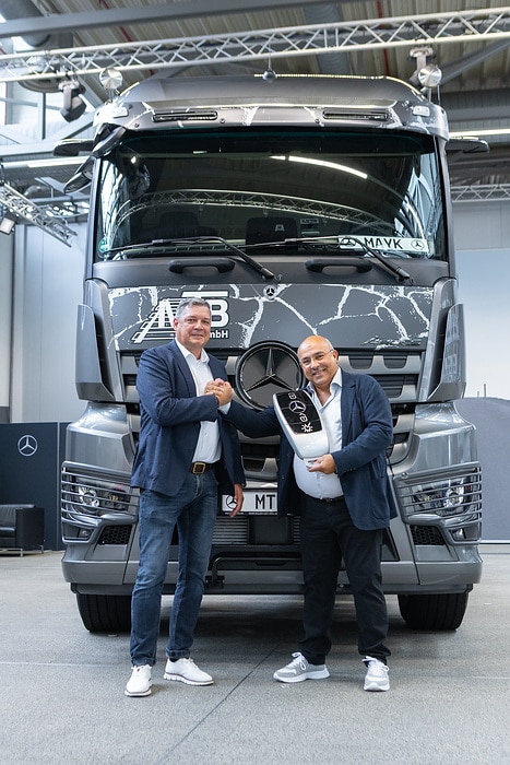 MTB GmbH übernimmt ersten von drei exklusiven Mercedes-Benz Arocs Extent für den Baustelleneinsatz