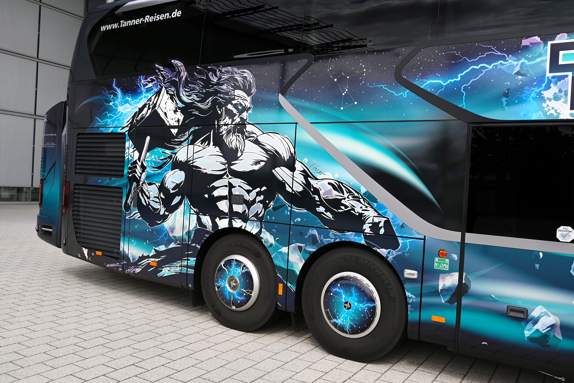 Eine Zeichnung des nordgermanischen Gottes Thor ziert den Setra Doppelstockbus Göttlicher Setra zum 50. Firmenjubiläum