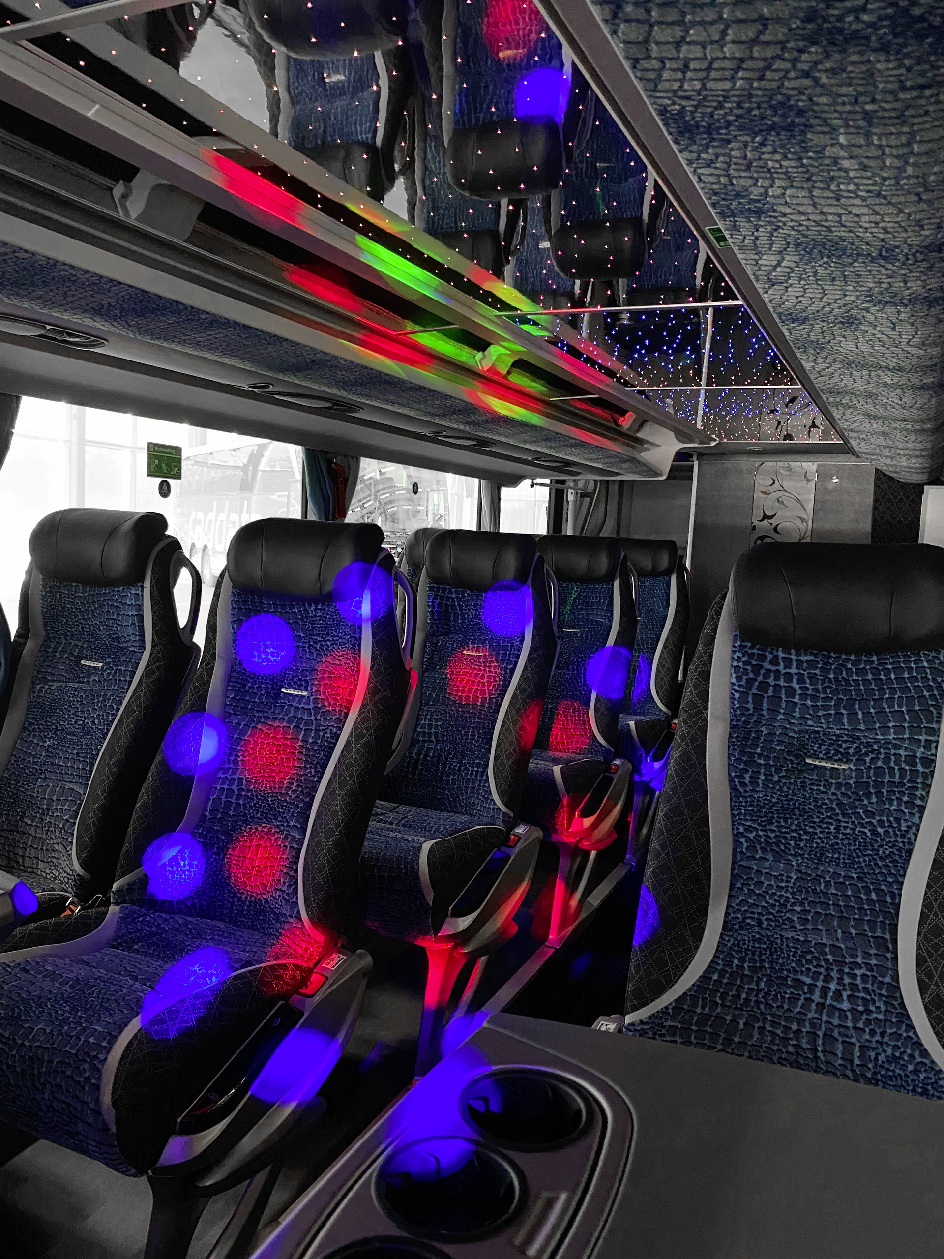 Eine Soundanlage mit Diskobeleuchtung macht Fahrten im S 531 DT zu Erlebnissen Göttlicher Setra zum 50. Firmenjubiläum