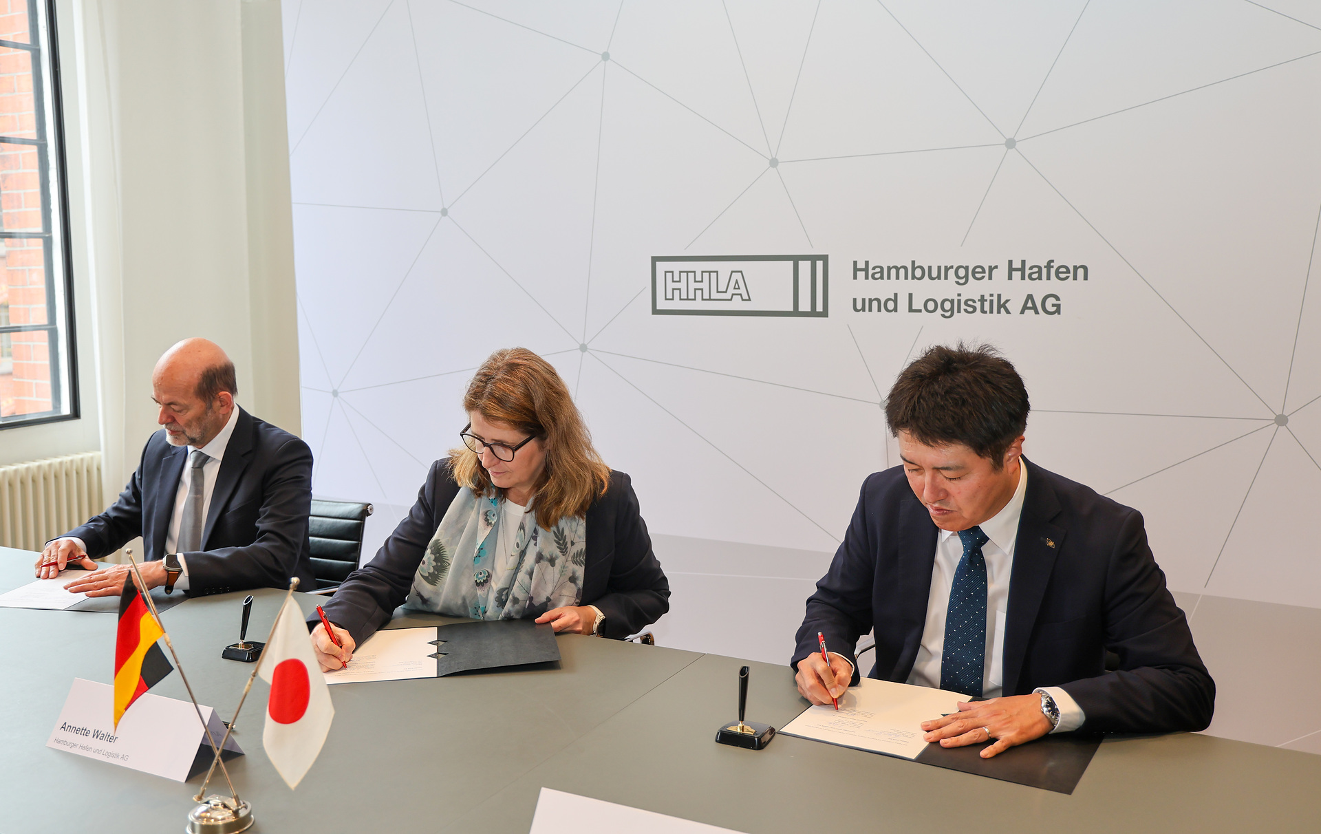 Launch of Strategic Partnership to Establish Liquid Hydrogen Supply Chain for Europe: Dr. Manfred Schuckert (Daimler Truck AG), Annette Walter (Hamburger Hafen und Logistik AG), Kei Nomura (Kawasaki Heavy Industries, Ltd.) Daimler Truck, HHLA and Kawasaki Heavy Industries Launch Strategic Partnership to Establish Liquid Hydrogen Supply Chain for Europe