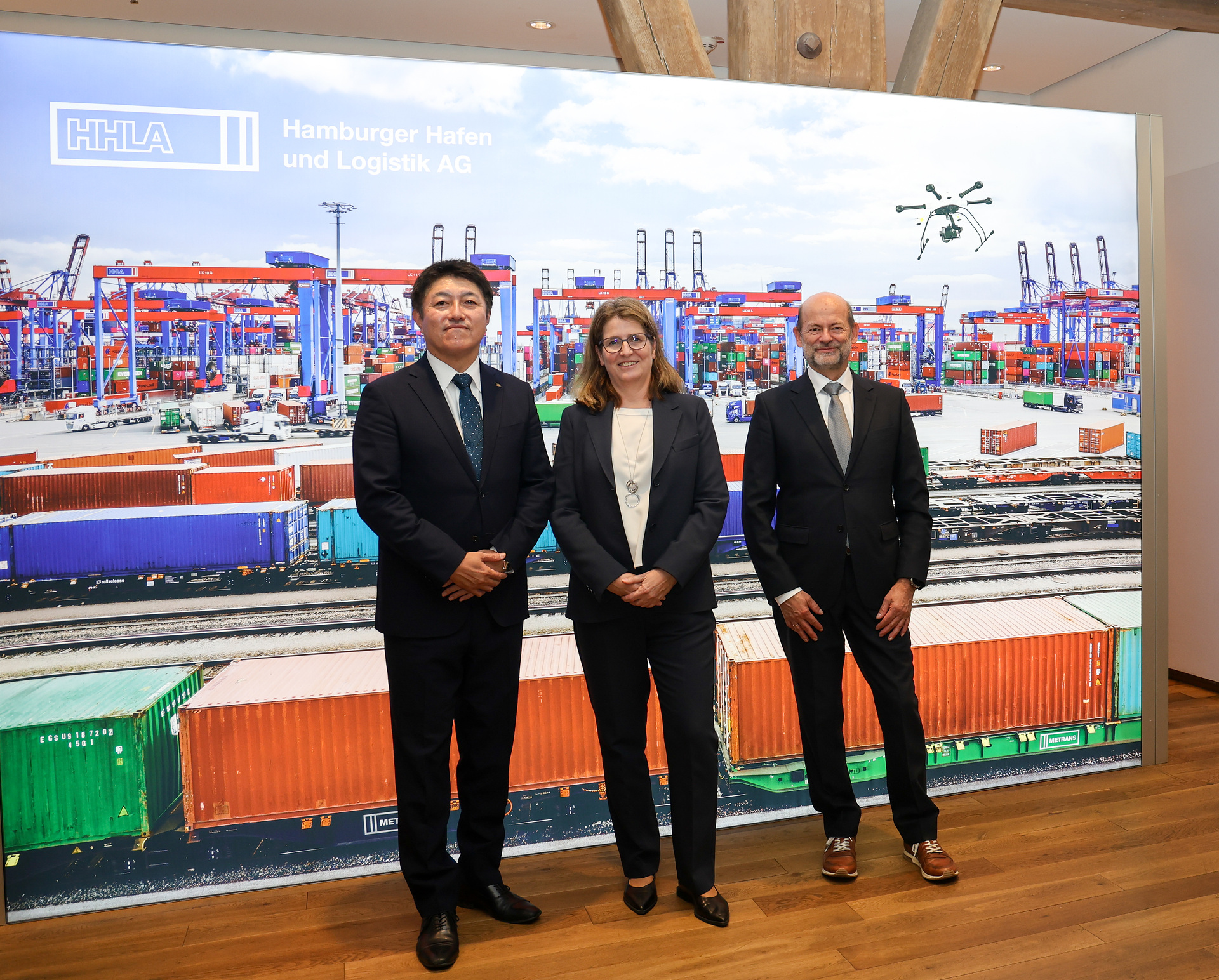 Launch of Strategic Partnership to Establish Liquid Hydrogen Supply Chain for Europe: Kei Nomura (Kawasaki Heavy Industries, Ltd.), Annette Walter (Hamburger Hafen und Logistik AG), Dr. Manfred Schuckert (Daimler Truck AG) Daimler Truck, HHLA and Kawasaki Heavy Industries Launch Strategic Partnership to Establish Liquid Hydrogen Supply Chain for Europe