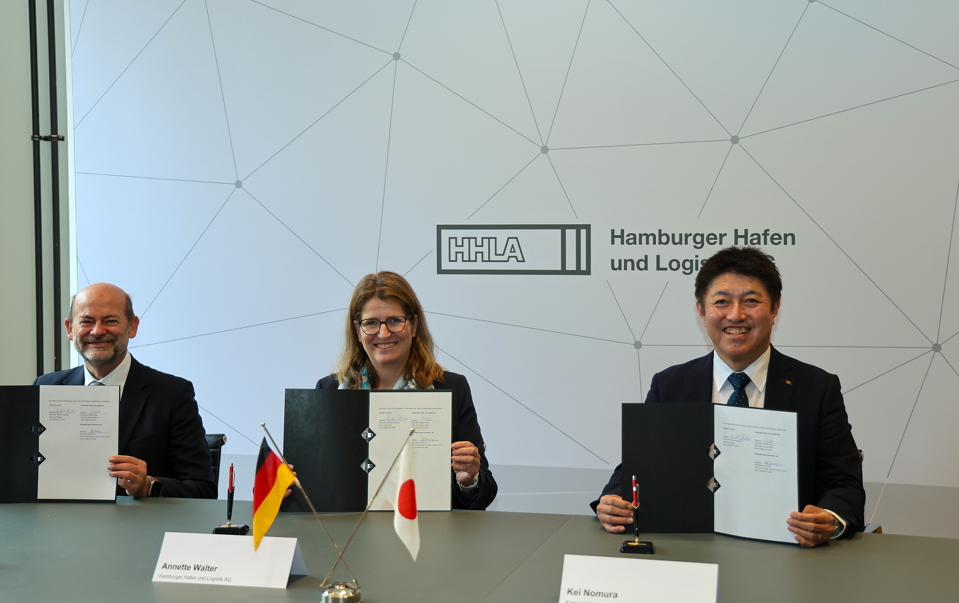 Launch of Strategic Partnership to Establish Liquid Hydrogen Supply Chain for Europe: Dr. Manfred Schuckert (Daimler Truck AG), Annette Walter (Hamburger Hafen und Logistik AG), Kei Nomura (Kawasaki Heavy Industries, Ltd.) Daimler Truck, HHLA and Kawasaki Heavy Industries Launch Strategic Partnership to Establish Liquid Hydrogen Supply Chain for Europe