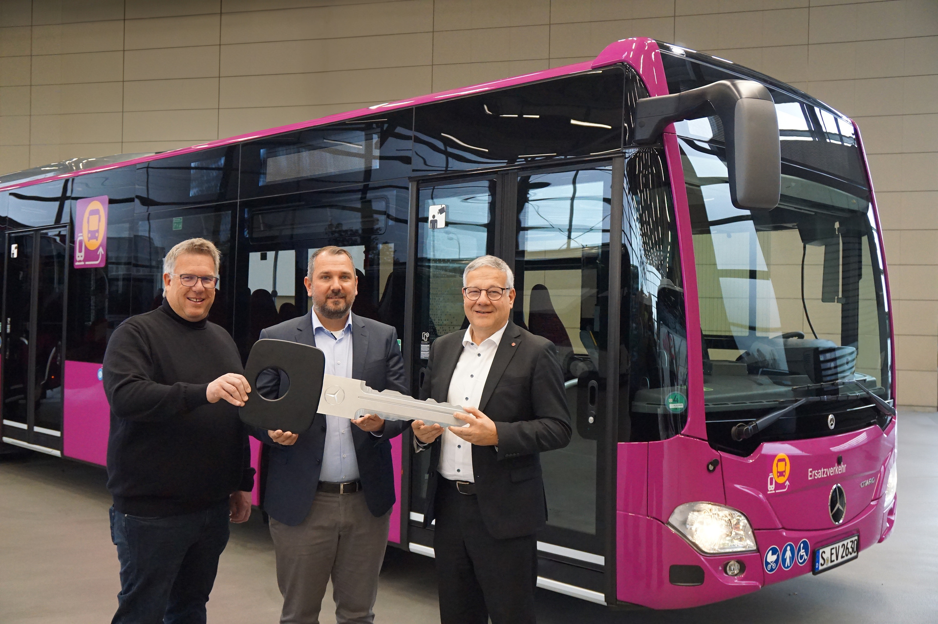 Fahrzeugübergabe an SEV Deutschland GmbH: von links: Timo Bohr (Geschäftsführer der SEV Deutschland GmbH), Marijo Sapina (Leiter Vertrieb Privatkunden bei Daimler Buses) und Erhard Kiesel (Geschäftsführer der SEV Deutschland GmbH). 50 Überland-Gelenkbusse Citaro GÜ für den Schienenersatzverkehr der SEV Deutschland GmbH