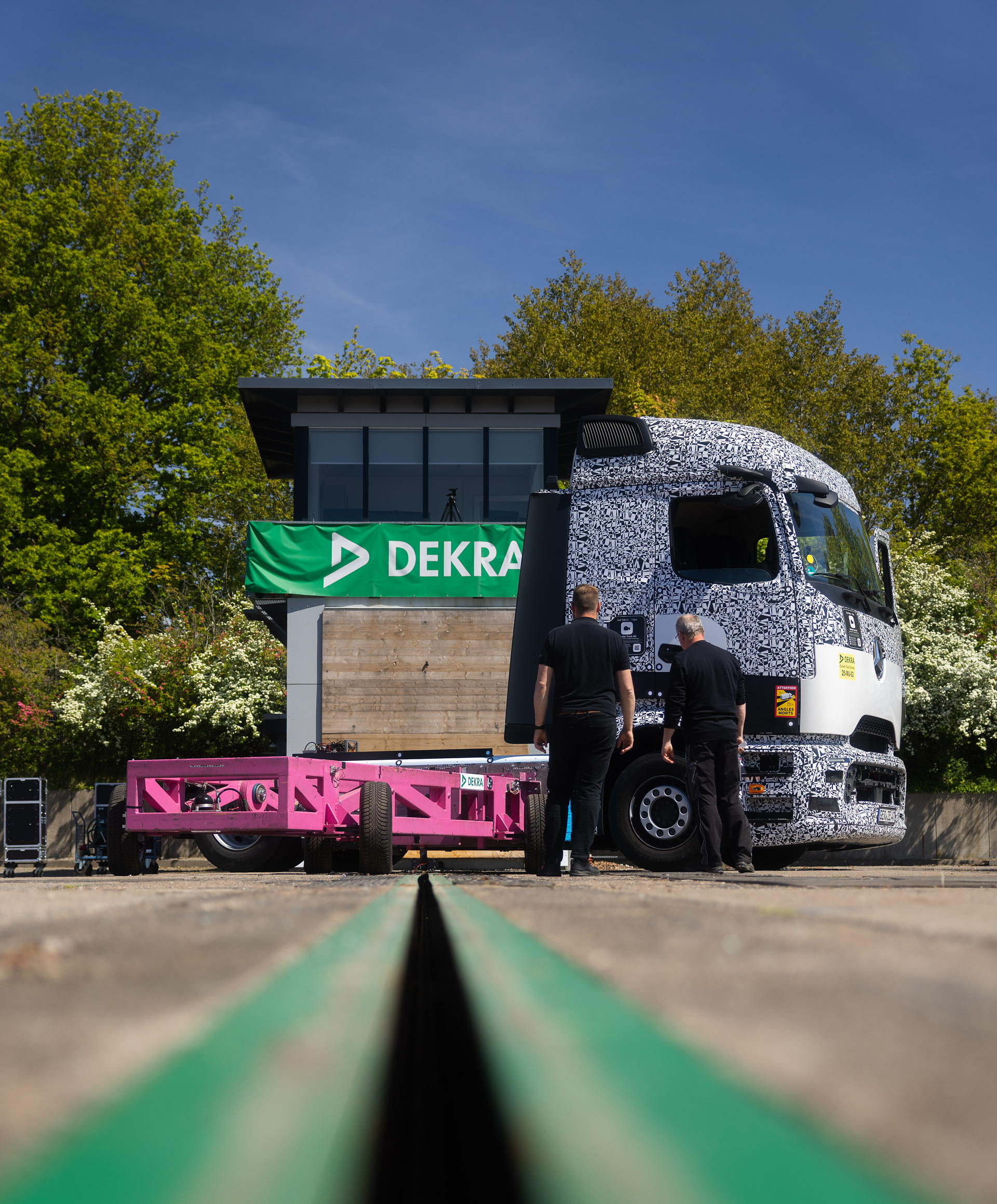 Sicherer unterwegs mit Hochvolt: Hohe passive Sicherheit des Mercedes-Benz eActros 600 in Crash-Tests bestätigt