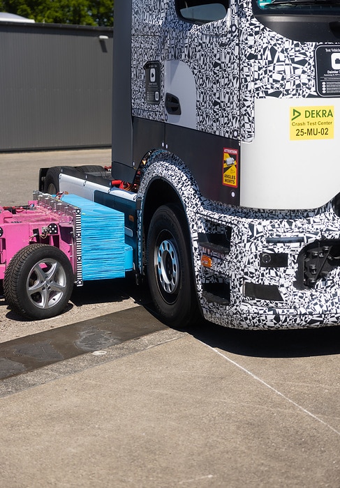 Sicherer unterwegs mit Hochvolt: Hohe passive Sicherheit des Mercedes-Benz eActros 600 in Crash-Tests bestätigt
