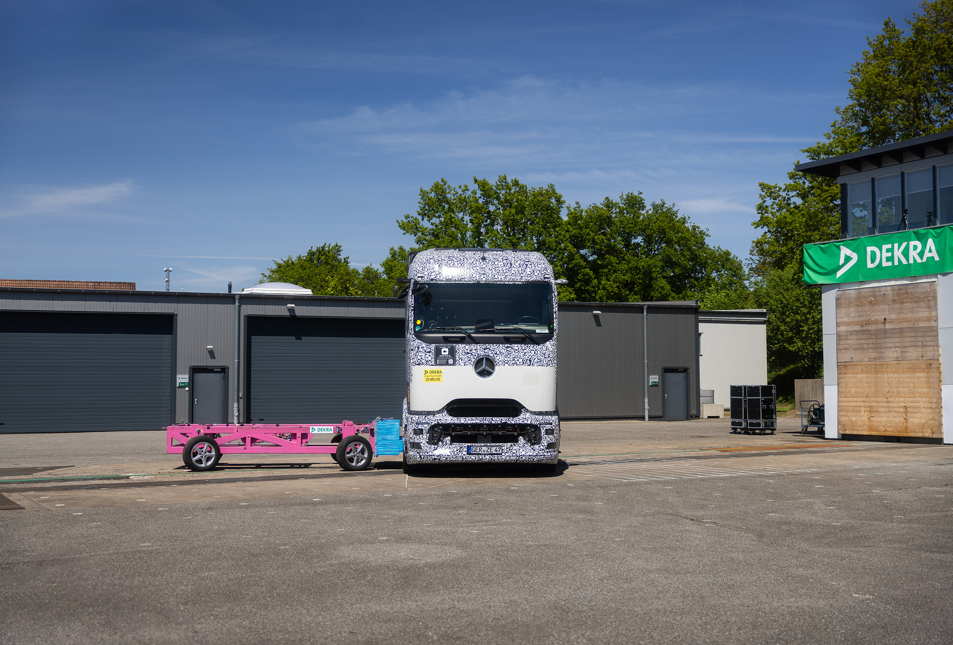 Sicherer unterwegs mit Hochvolt: Hohe passive Sicherheit des Mercedes-Benz eActros 600 in Crash-Tests bestätigt