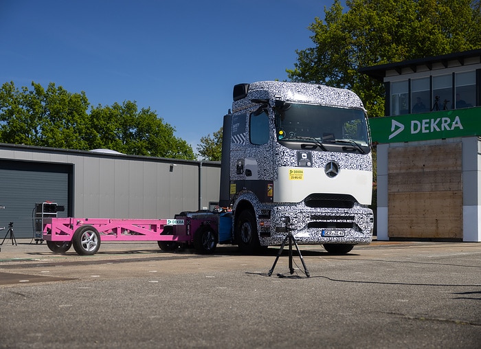 Sicherer unterwegs mit Hochvolt: Hohe passive Sicherheit des Mercedes-Benz eActros 600 in Crash-Tests bestätigt