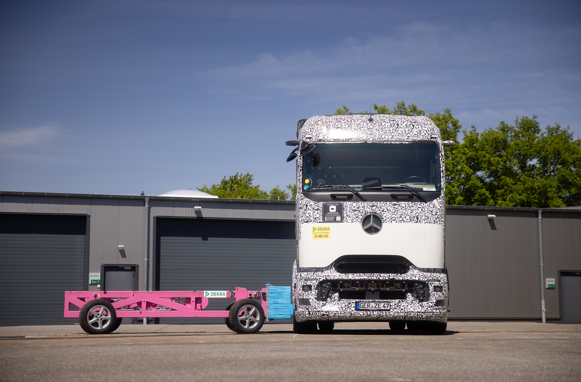 Sicherer unterwegs mit Hochvolt: Hohe passive Sicherheit des Mercedes-Benz eActros 600 in Crash-Tests bestätigt