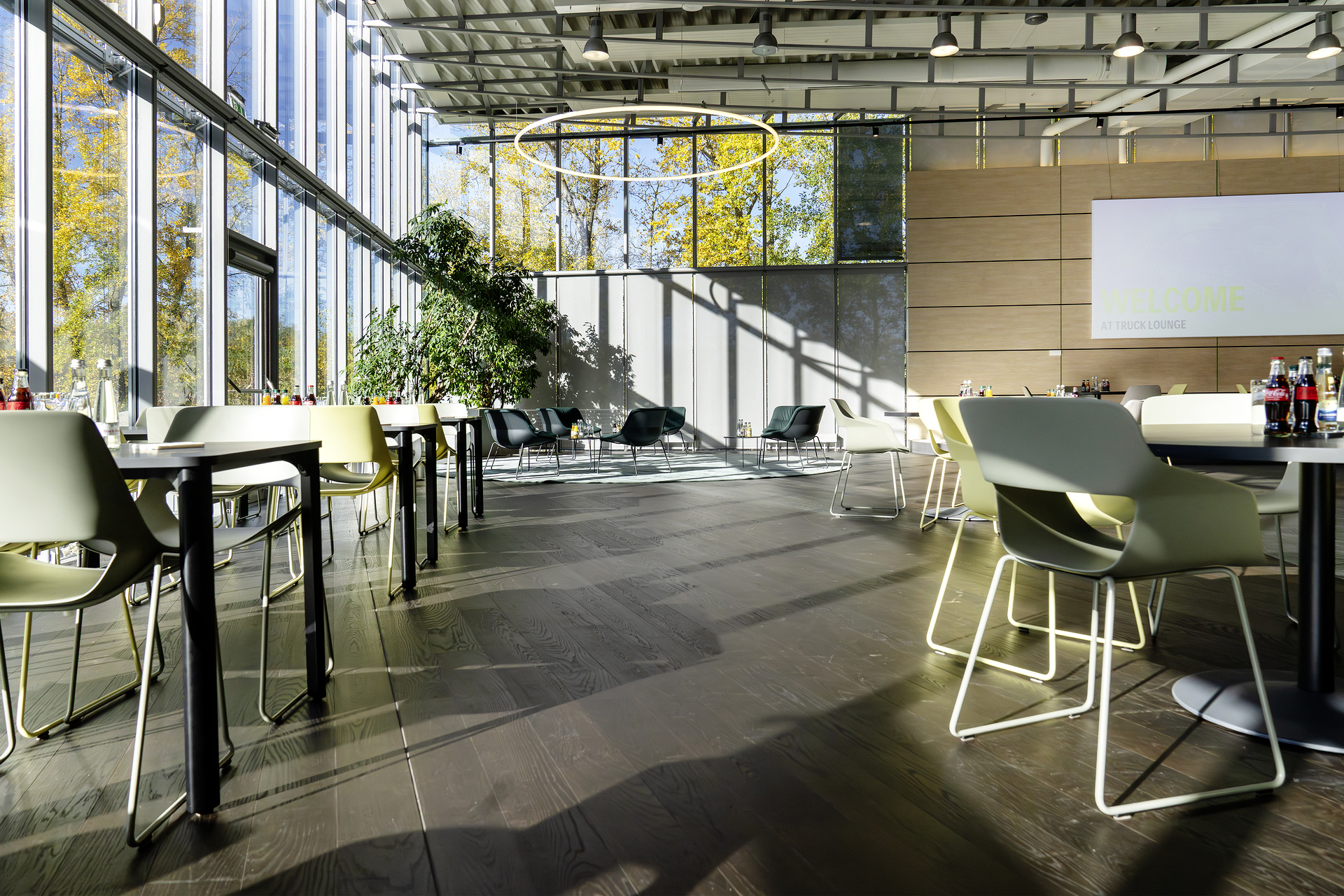 Mercedes-Benz Trucks eröffnet neues Customer Experience Center – Fokus auf Kundenorientierung und Markenwerte