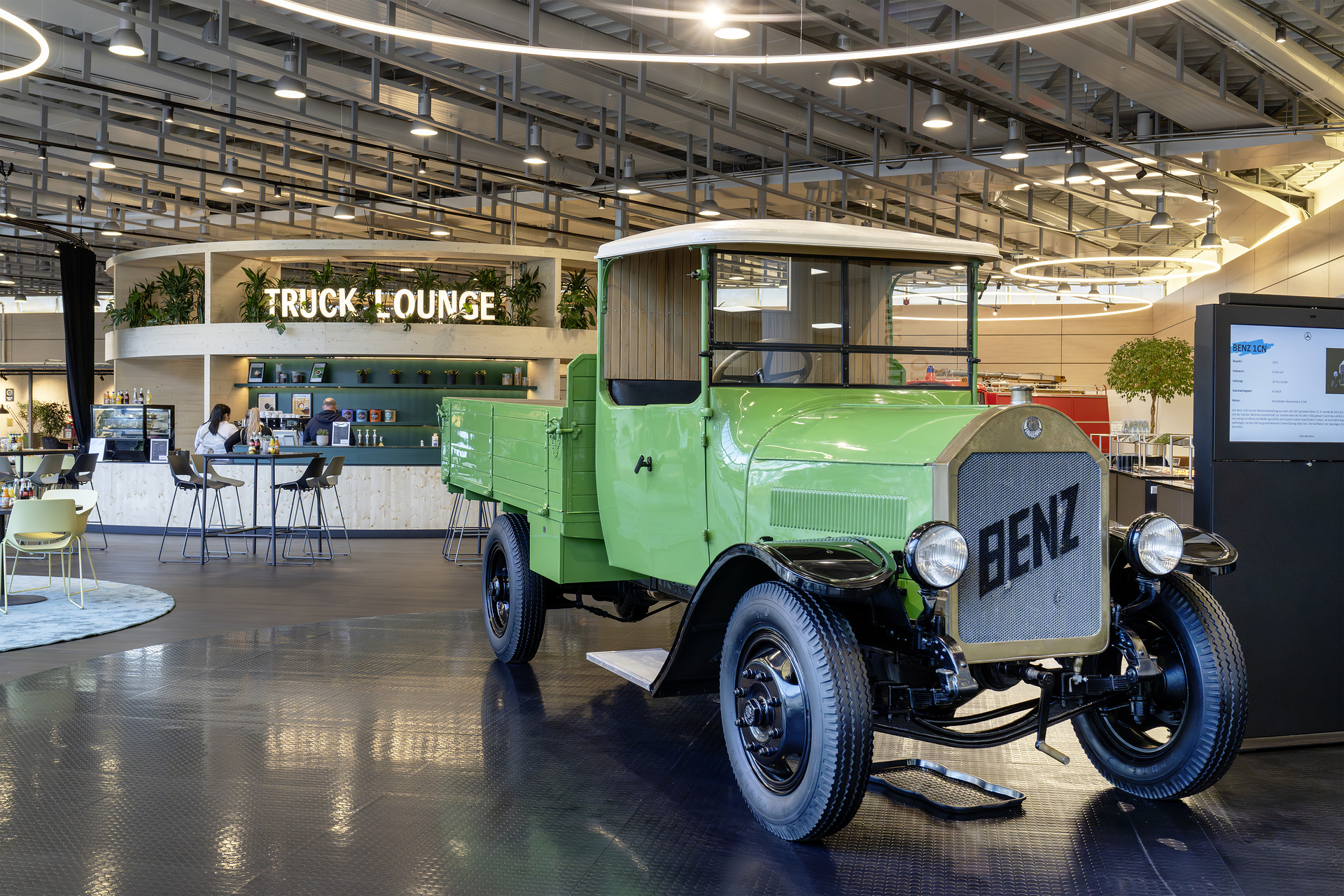 Mercedes-Benz Trucks eröffnet neues Customer Experience Center – Fokus auf Kundenorientierung und Markenwerte