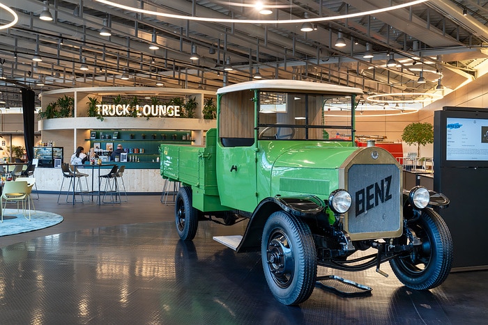 Mercedes-Benz Trucks eröffnet neues Customer Experience Center – Fokus auf Kundenorientierung und Markenwerte