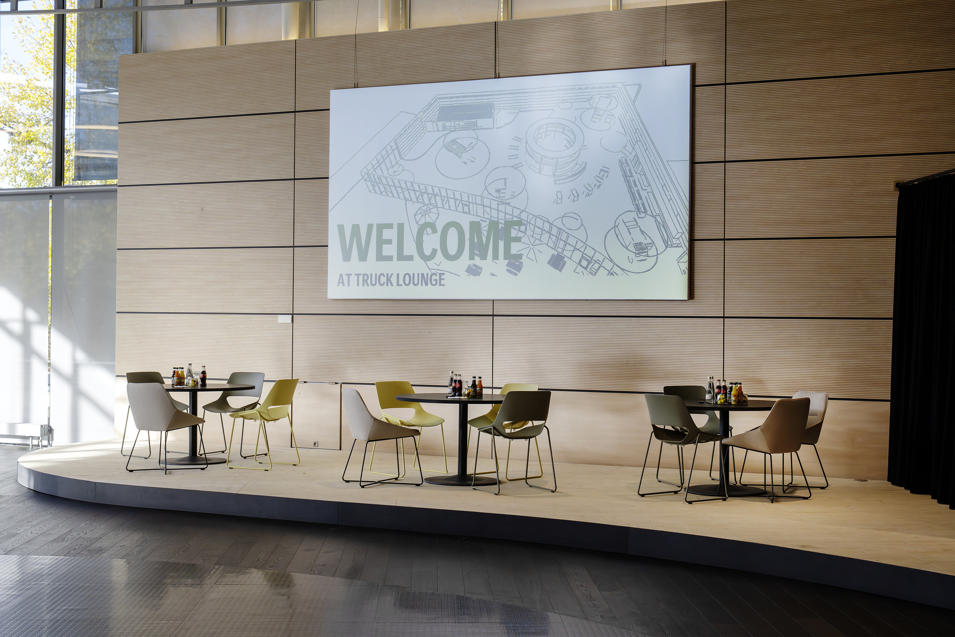 Mercedes-Benz Trucks eröffnet neues Customer Experience Center – Fokus auf Kundenorientierung und Markenwerte