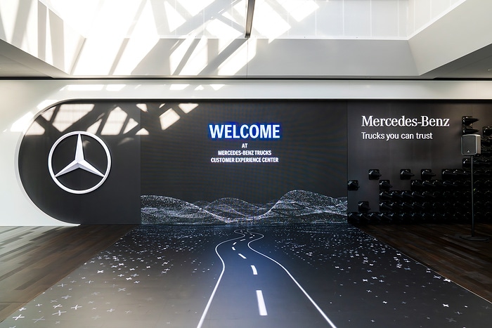 Mercedes-Benz Trucks eröffnet neues Customer Experience Center – Fokus auf Kundenorientierung und Markenwerte