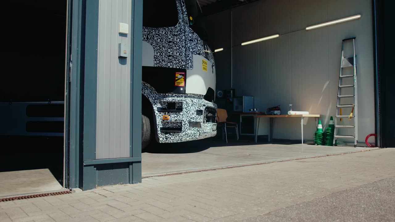 Safer on the road with high voltage: High passive safety of the Mercedes-Benz eActros 600 confirmed in crash tests
