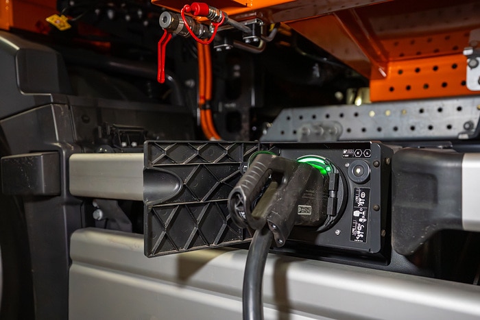 Morgens bleibt es leise in Karlsruhe – 18 neue batterieelektrische Mercedes-Benz eEconic für die Abfallentsorgung