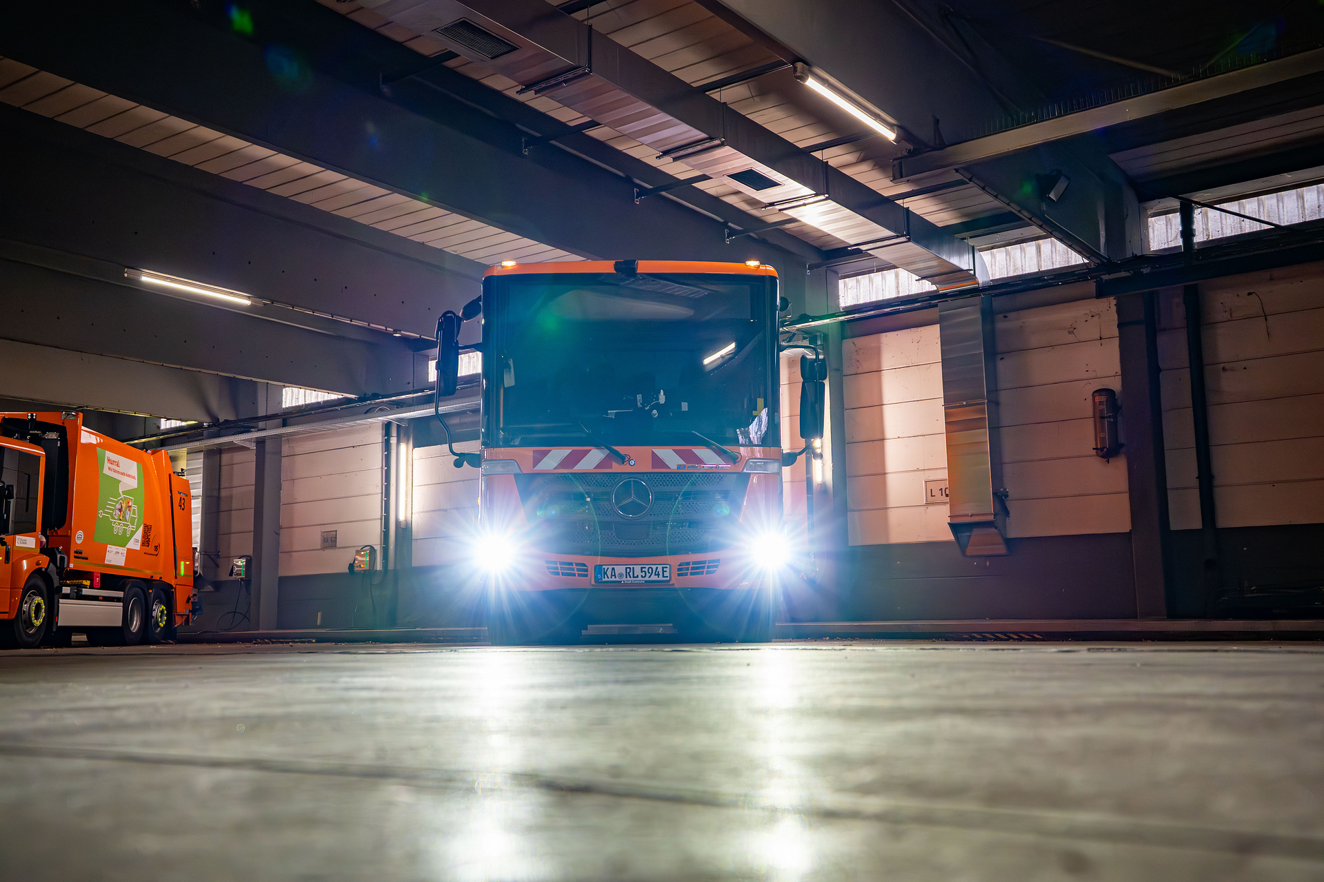 Morgens bleibt es leise in Karlsruhe – 18 neue batterieelektrische Mercedes-Benz eEconic für die Abfallentsorgung