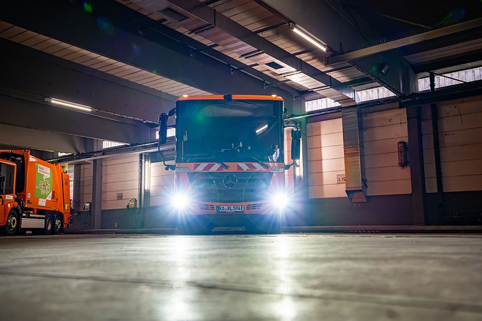 Morgens bleibt es leise in Karlsruhe – 18 neue batterieelektrische Mercedes-Benz eEconic für die Abfallentsorgung