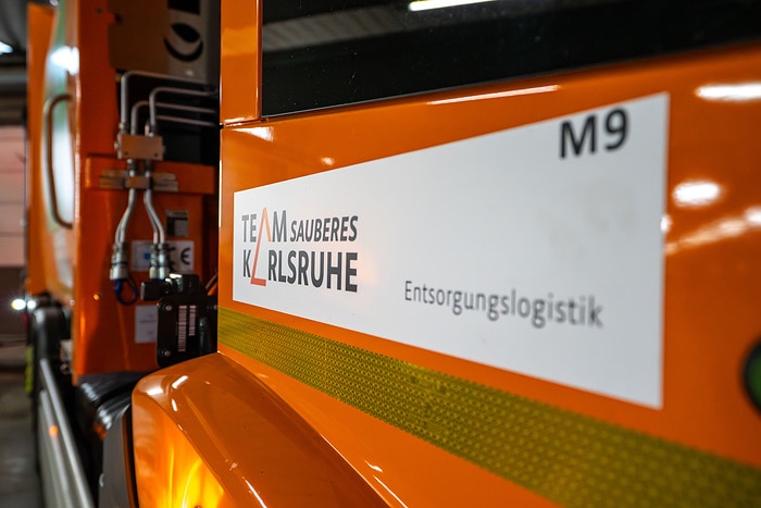 Morgens bleibt es leise in Karlsruhe – 18 neue batterieelektrische Mercedes-Benz eEconic für die Abfallentsorgung