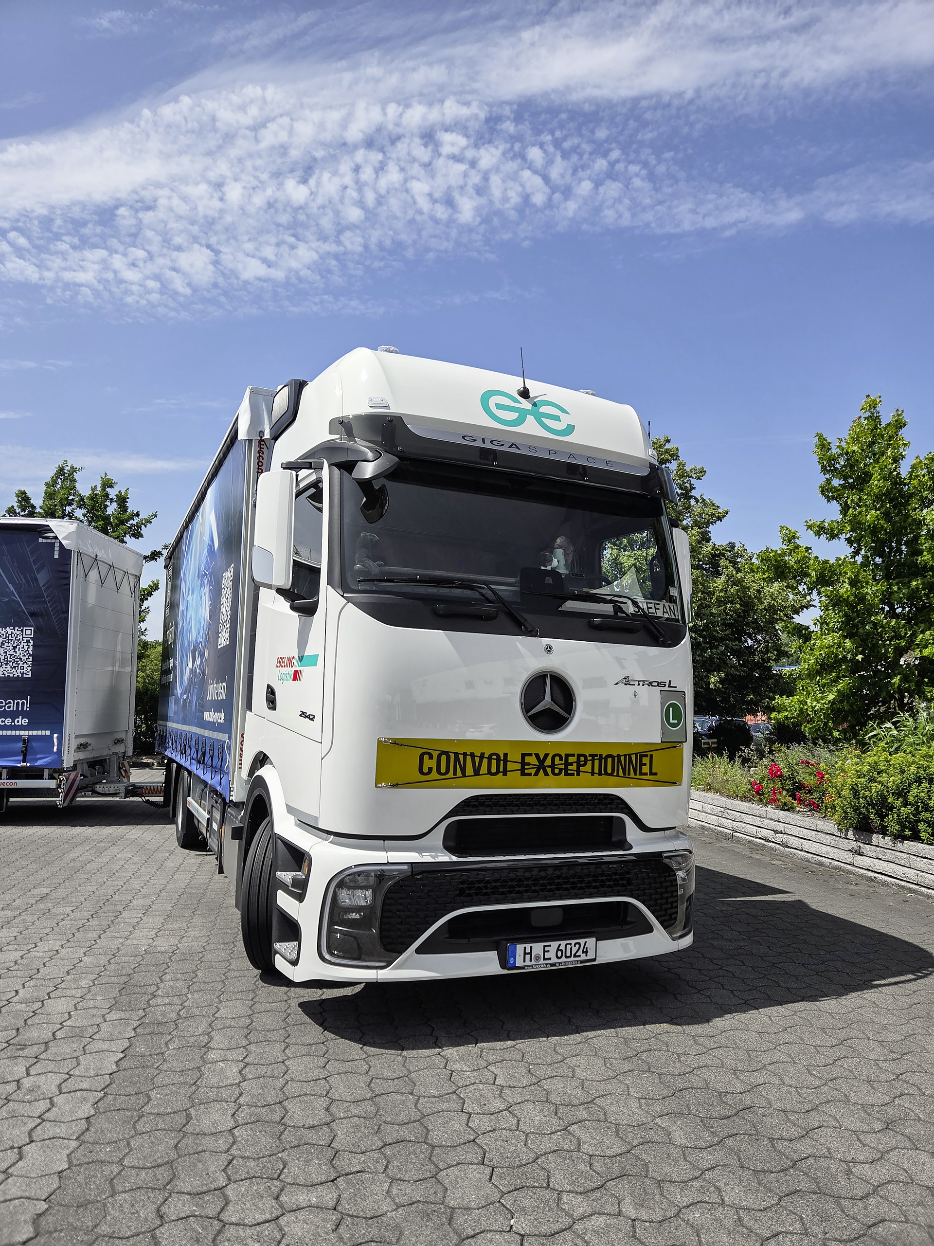 Tradition meets innovation - Ebeling Logistik modernizes its fleet with diesel and electric trucks from Mercedes Benz