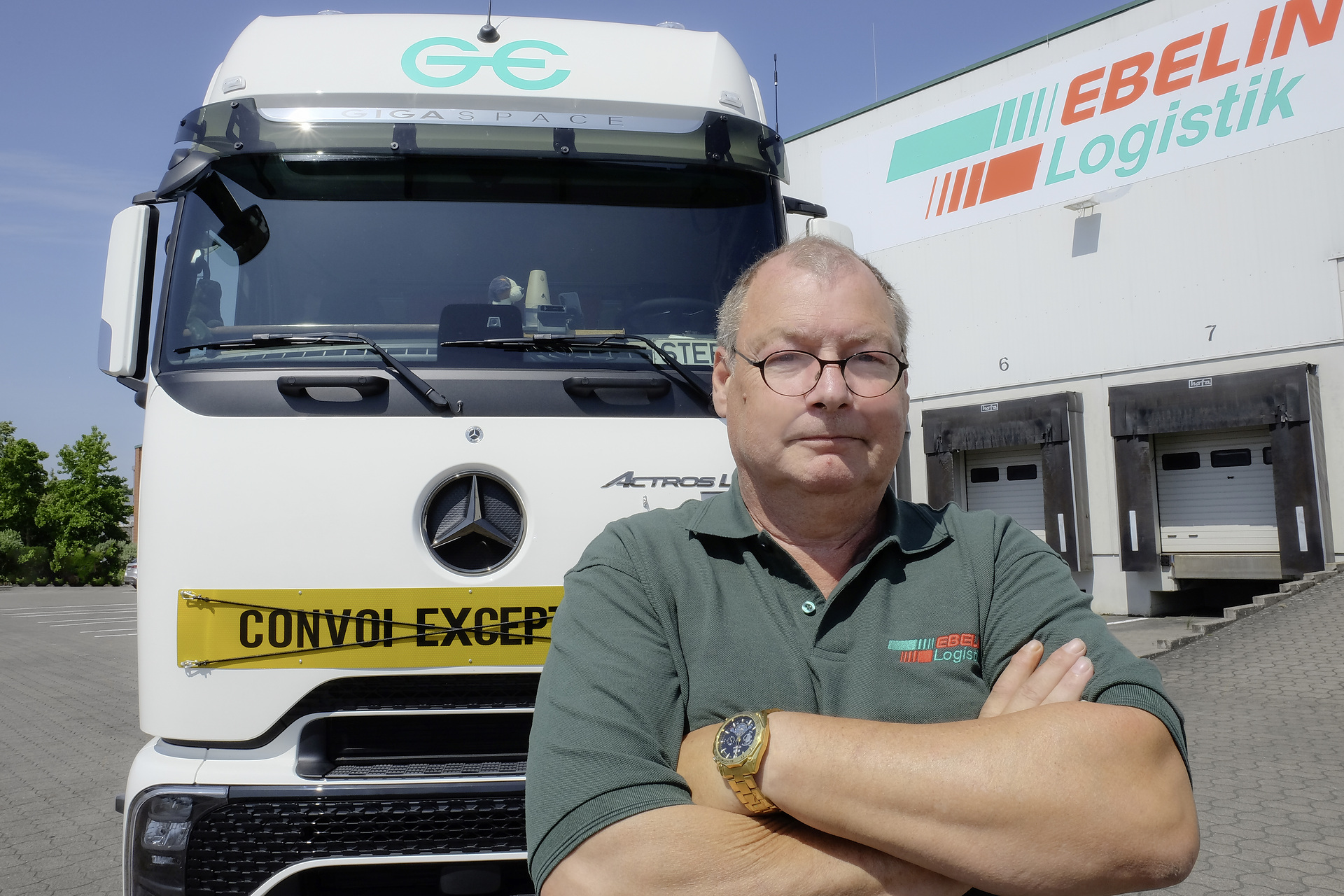 Tradition meets innovation - Ebeling Logistik modernizes its fleet with diesel and electric trucks from Mercedes Benz