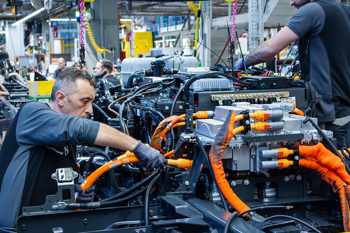 Elektro-Portfolio wächst: Mercedes-Benz Trucks startet Produktion neuer eActros 400-Generation im Werk Wörth