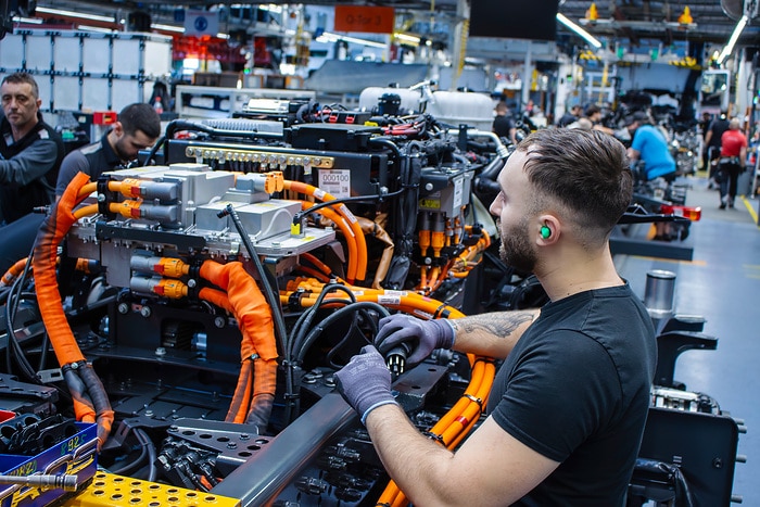 Elektro-Portfolio wächst: Mercedes-Benz Trucks startet Produktion neuer eActros 400-Generation im Werk Wörth