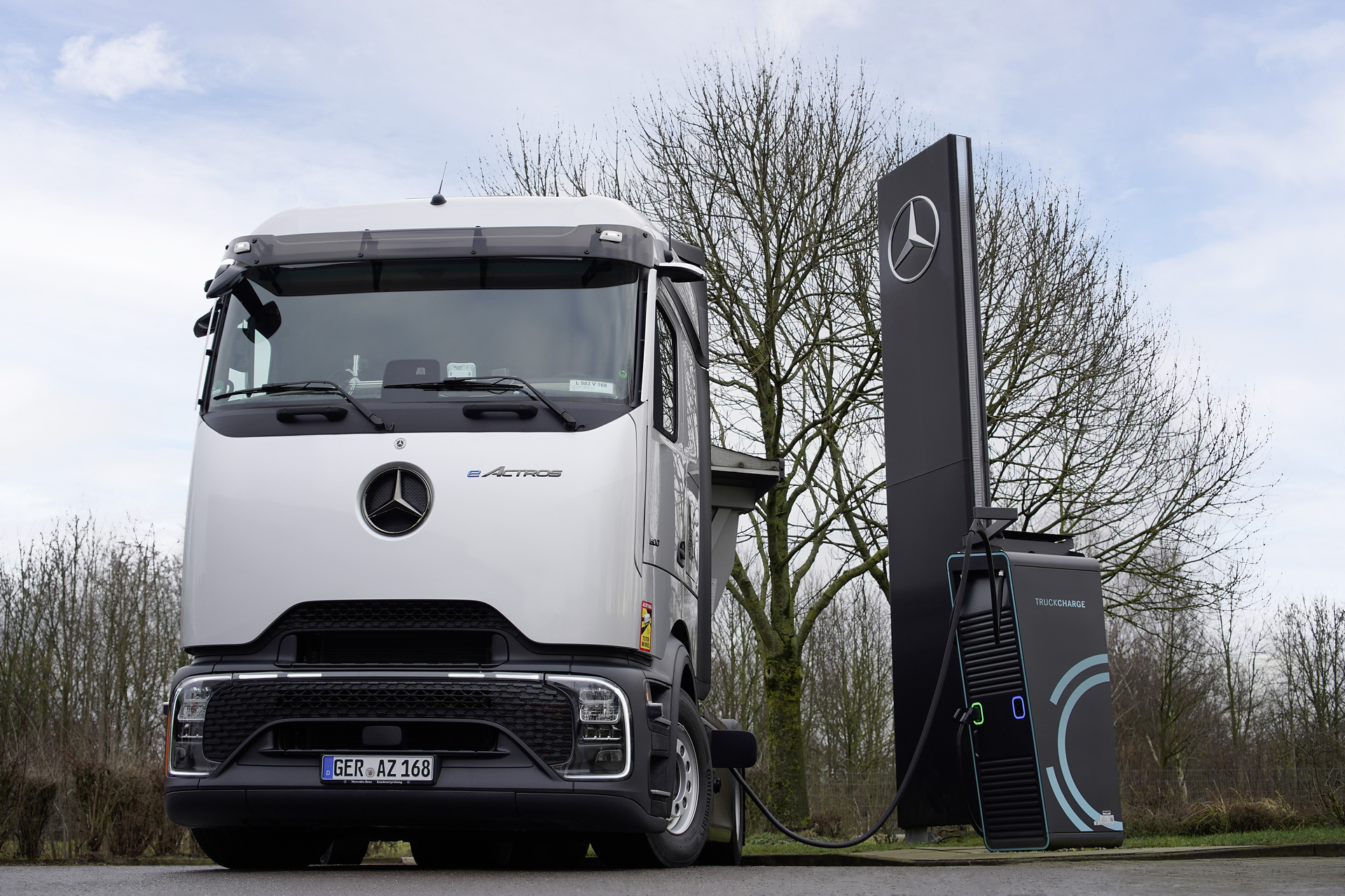 Daimler Truck baut halböffentliches Ladenetzwerk für Lkw auf – erste Pilotkunden erfolgreich gestartet